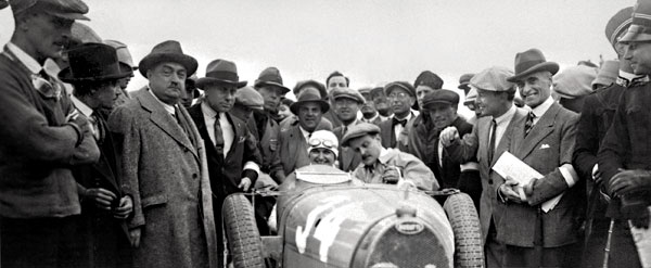 Fotografie: Své Bugatti 35B vedla &bdquo;dětskýma rukama, ale s neomylnou jistotou&ldquo;. - Autor: ČTK, www.ctk.cz
