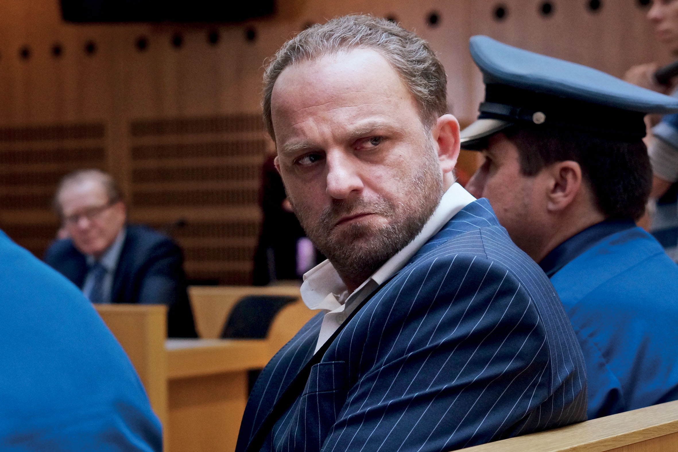 dnes netváří jako ďábel, ale anděl.Přitažlivé zloJenomže to je zmatení pojmů. Filmový RadimKraviec ani omylem není anděl. Je tosebevědomý, chvílemi celkem vtipný a přitažlivýgrázlík, o němž ale nikdo ani vteřinunepochybuje, co je zač. Rozhodně to není nečitelnýbeztvarý mlok. Zlo může být přitažlivéi nenápadné. Tvůrci si vybrali první variantu,čímž popřeli Krejčířovu podstatu, ježmu umožnila nepozorovaně proklouznoutnahoru.Autoři ho zbavili i jakékoli minulostia zázemí. Film nesleduje žádný vzestup,Kraviec tu nikdy není na dně ani si výrazněnepolepšuje. Neukazuje se tu, že Krejčíř pocházelz honorace komunistických funkcionářůa že jeho vekslácké začátky byly kryténomenklaturními styky. Zjevuje se nám tuselfmademan, jenž z ničeho vystoupal na vrchol– a jeho poctivý otec, majitel tiskárny,na něj nahlíží s despektem.Na veškeré změny oproti faktům majítvůrci jistě uměleckou licenci, kterou jimnikdo nemůže upřít. Potíž je ale v tom, žefilm Gangster Ka jako celek dává smyslpouze tehdy, pokud si jeho postavy a událostineustále spojujeme s realitou. Pročse jinak dívat na drama, ve kterém většinazločinů spočívá v tom, že někdo podepisujenějaké papíry, mluví o DPH nebonechává tisknout peníze?Nejzásadnější překážku, kterou si tvůrcisami postavili do cesty, však představujeschéma vyprávění. Děj totiž zprostředkovávajídvě vedlejší postavy – vyšetřující policistaa bývalý Kraviecův hlavní pomocníka později korunní svědek. Přičemž aniTrenažér chamtivostiZvedl film inspirovaný Radovanem Krejčířemúroveň české gangsterky?KAMIL FILATrochu sympatický chlápek. (Gangster Ka)
