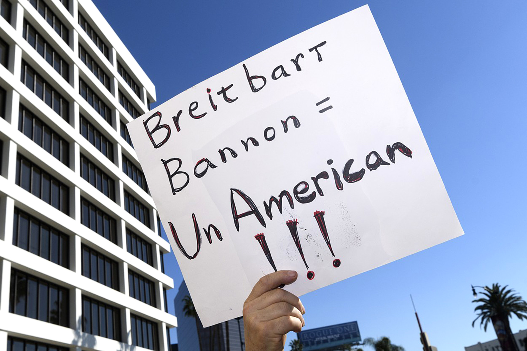 Demonstrace proti serveru Breitbart News, září 2016