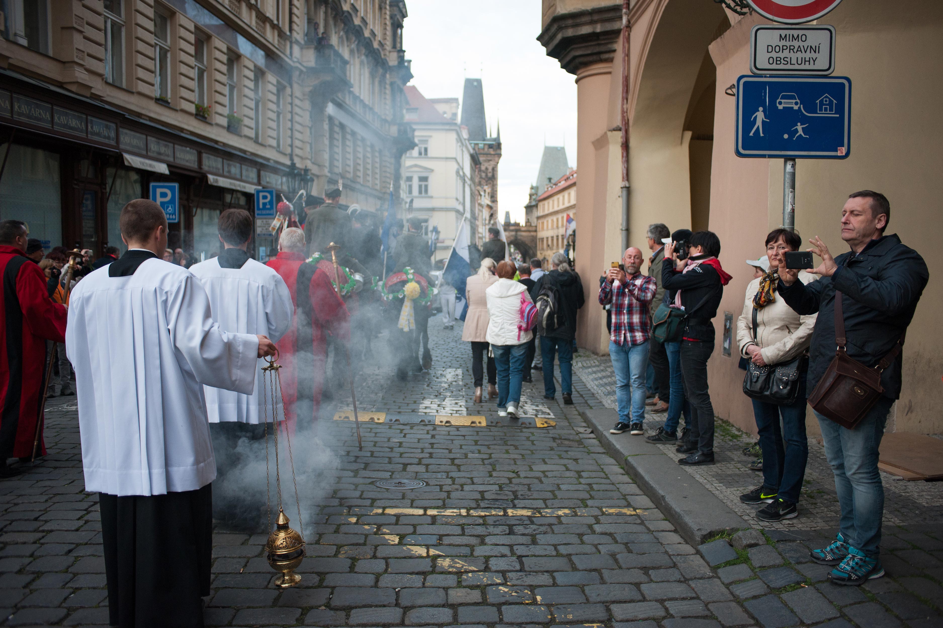 Procesí z Pražského hradu na Karlův most