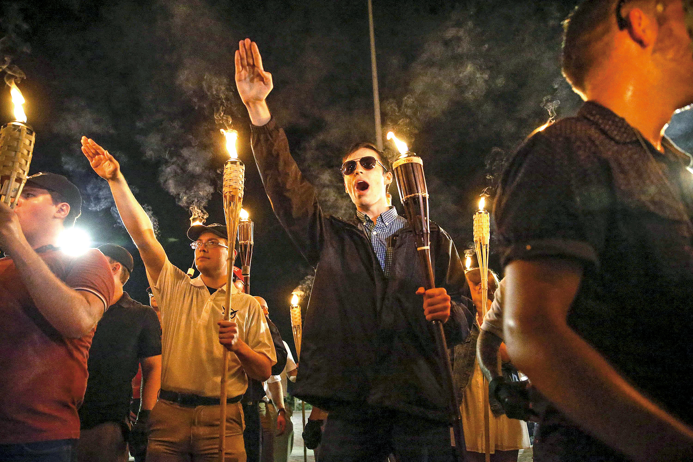 Židé nás nenahradí: 
 Stoupenci alt-right během nočního průvodu v Charlottesville