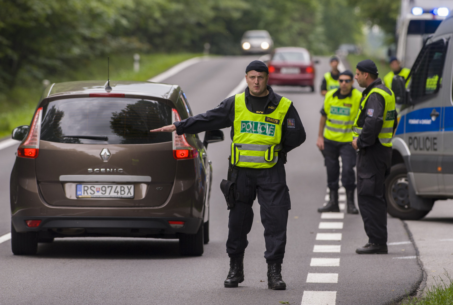 Policisté kontrolují v Lišově jednu z hlavních příjezdových cest do Českých Budějovic, kde se očekávají demonstrace proti romské komunitě na sídlišti Máj.