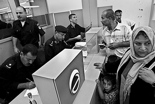 Fotografie: Hraniční přechod Rafáh mezi Gazou a Egyptem je klíčem k ekonomickému otevření pásma. Foto Profimedia.cz