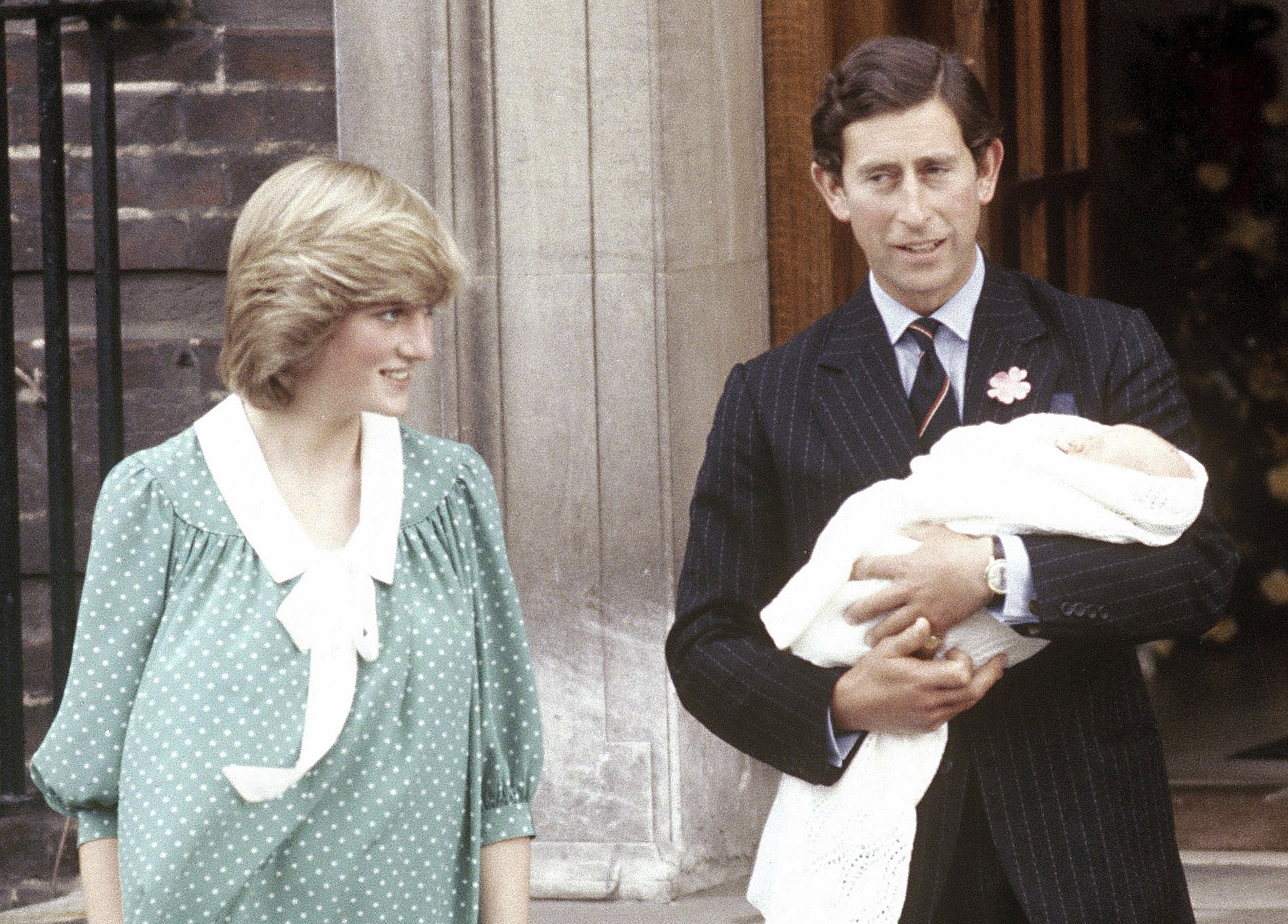 Princezna Diana a princ Charles vycházejí z porodnice se synem Williamem (22. června 1982)