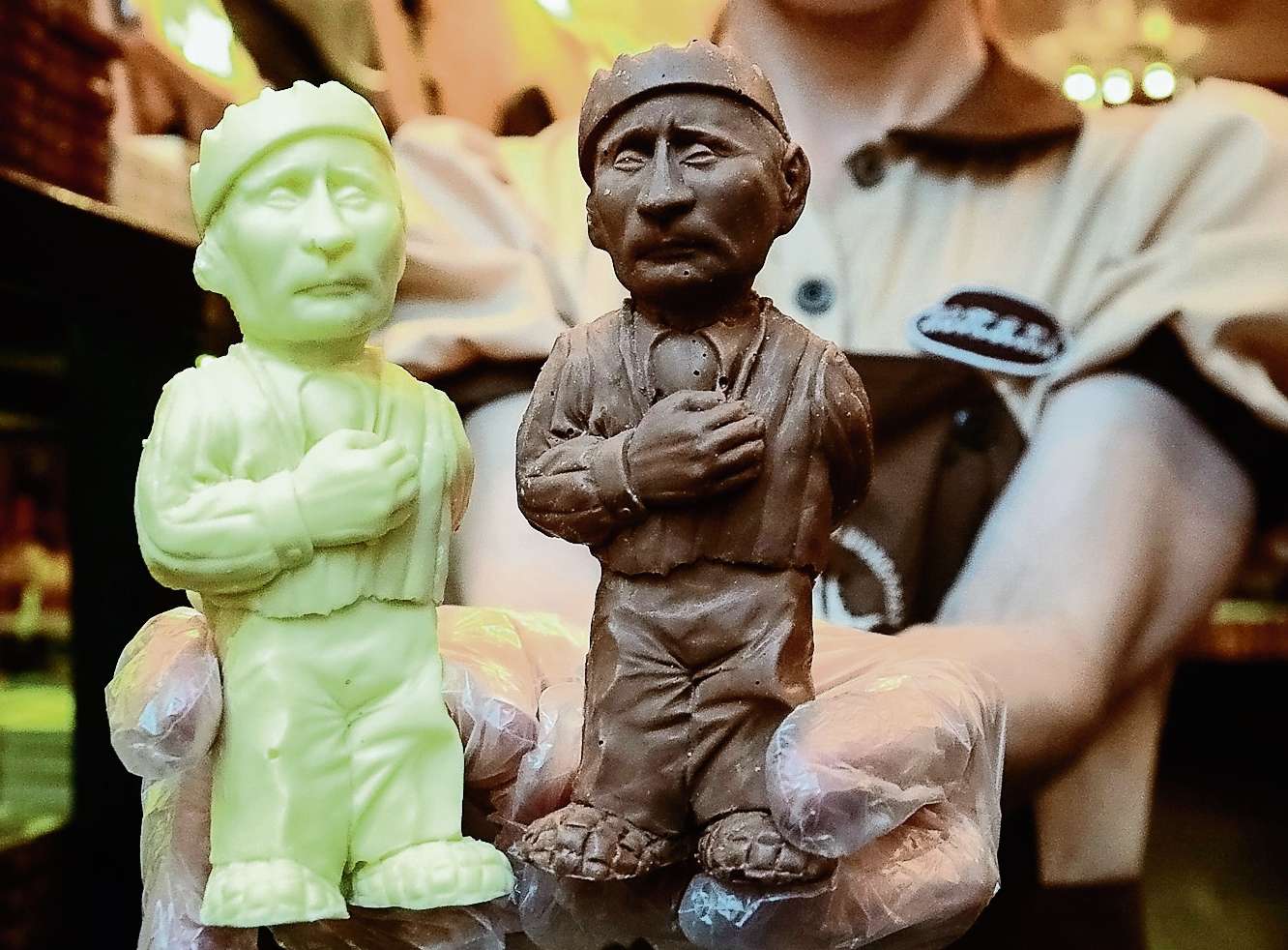 V ukrajinském Lvově prodávají po šesti dolarech čokoládové Putiny ve vězeňském obleku