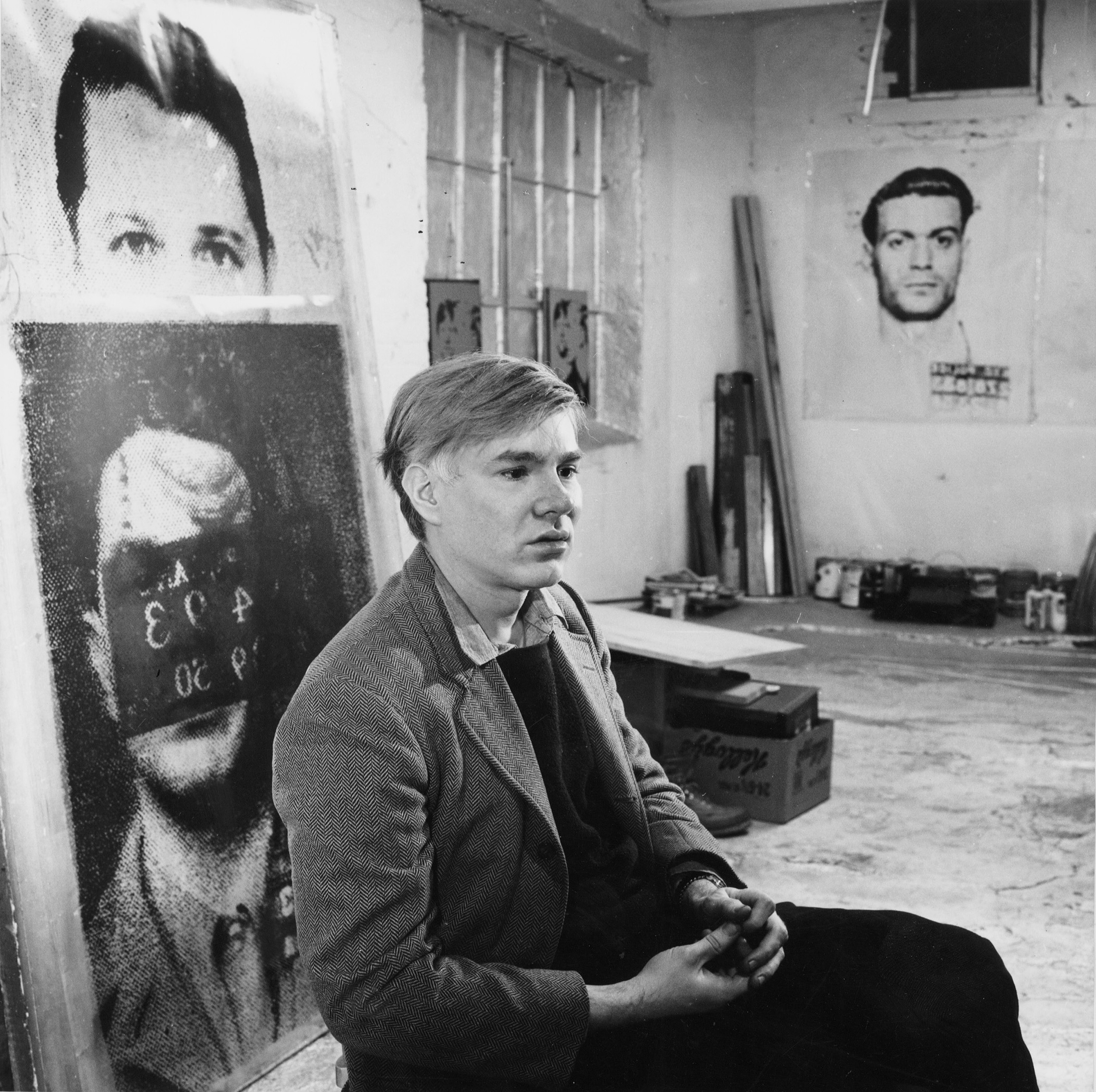 Ještě před atentátem. (Warhol ve svém ateliéru, New York, 1964)