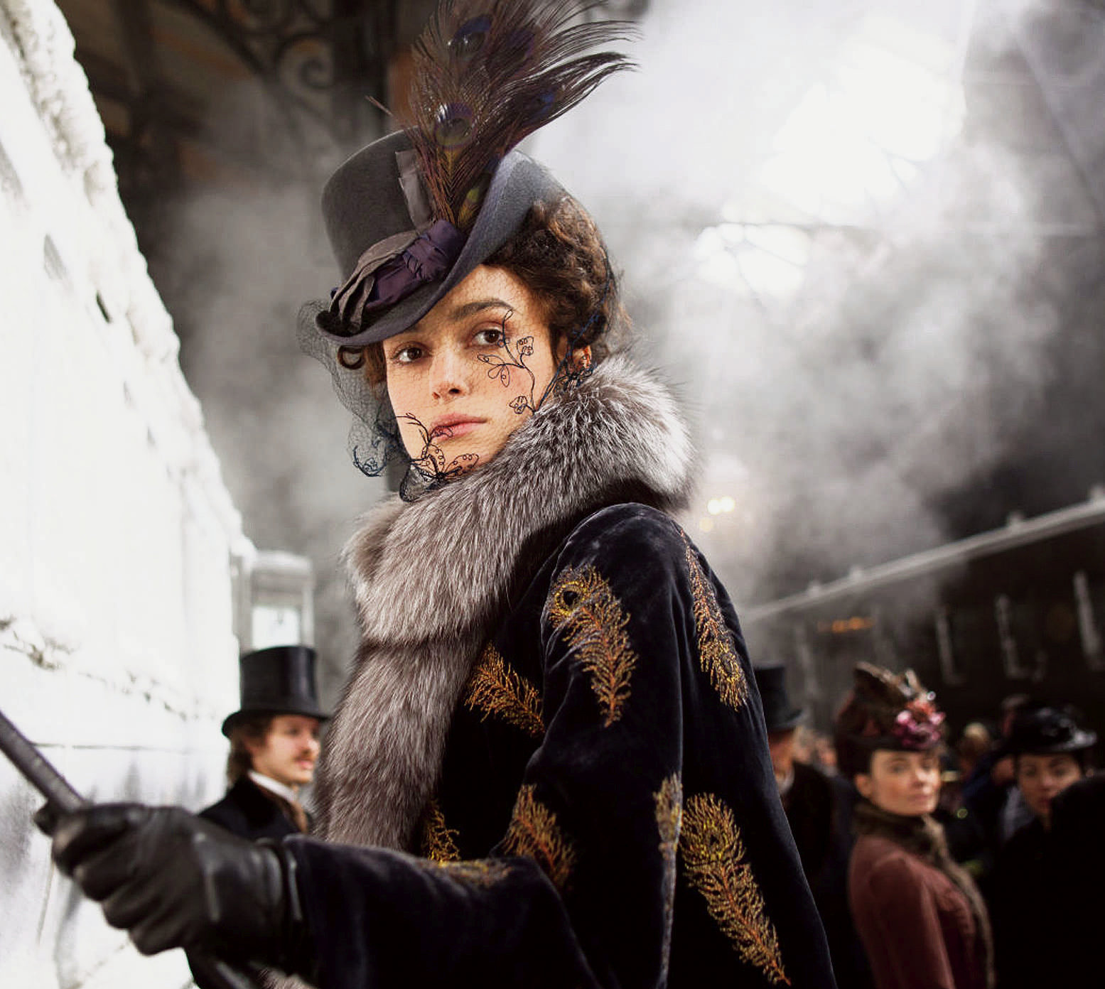 Nejnovější filmová adaptace románu Anna Karenina je gejzír výpravných kostýmů a dekorací. Zdobná je i představitelka hlavní role  Keira Knightleyová.