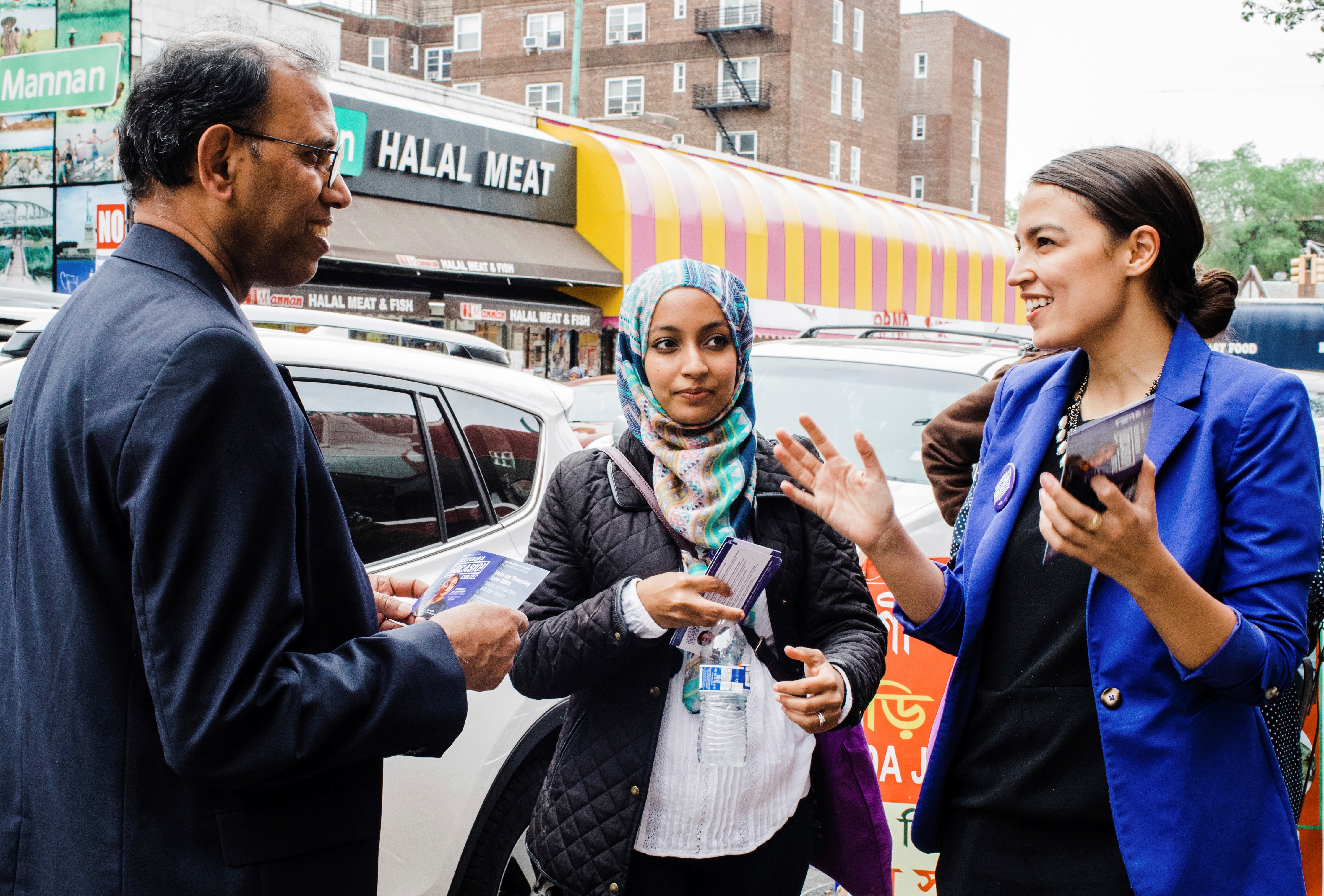 Alexandria Ocasio-Cortez při kampani v bengálské komunitě