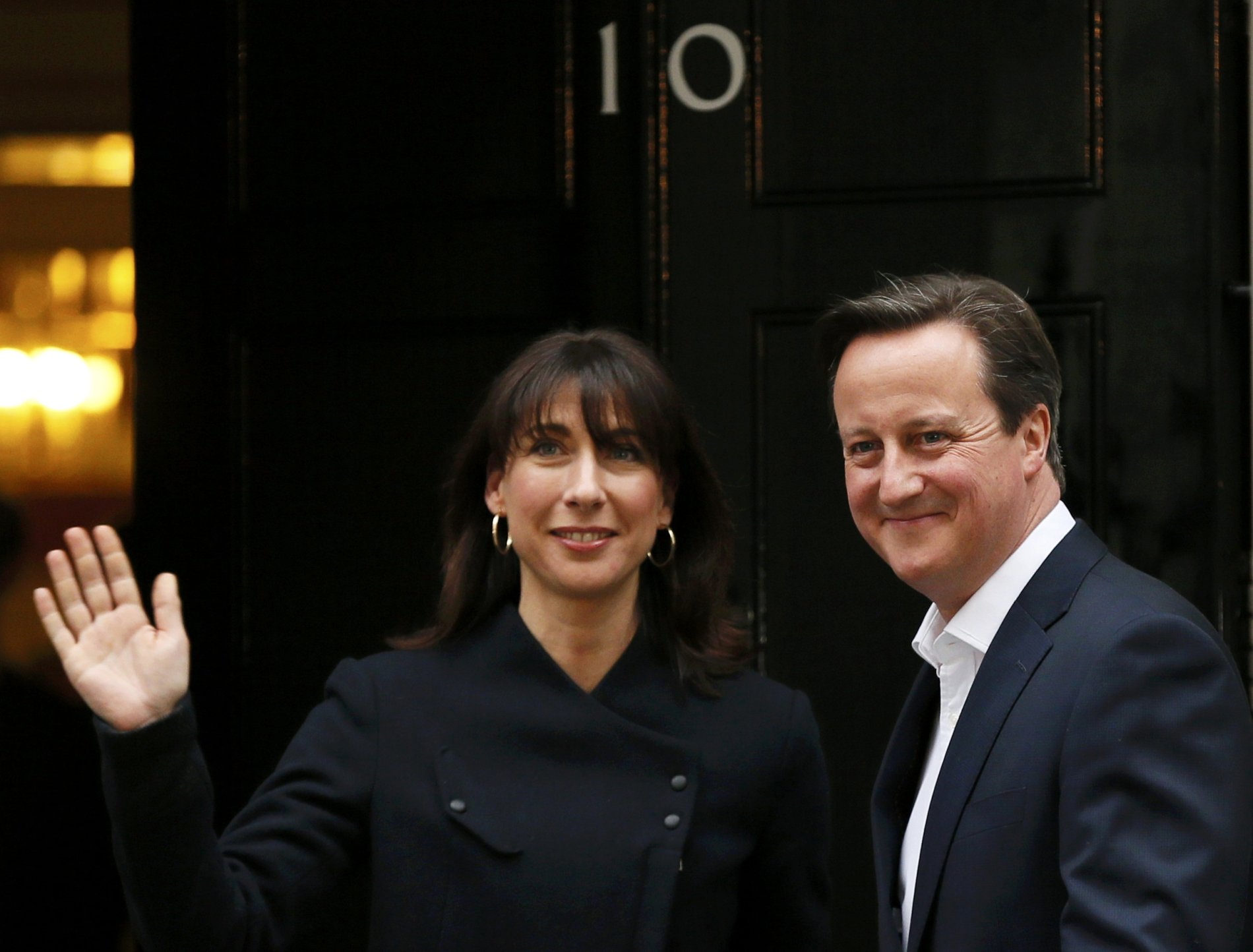 David Cameron se s manželkou Samanthou vrací do premiérského sídla v Downing Street č. 10.