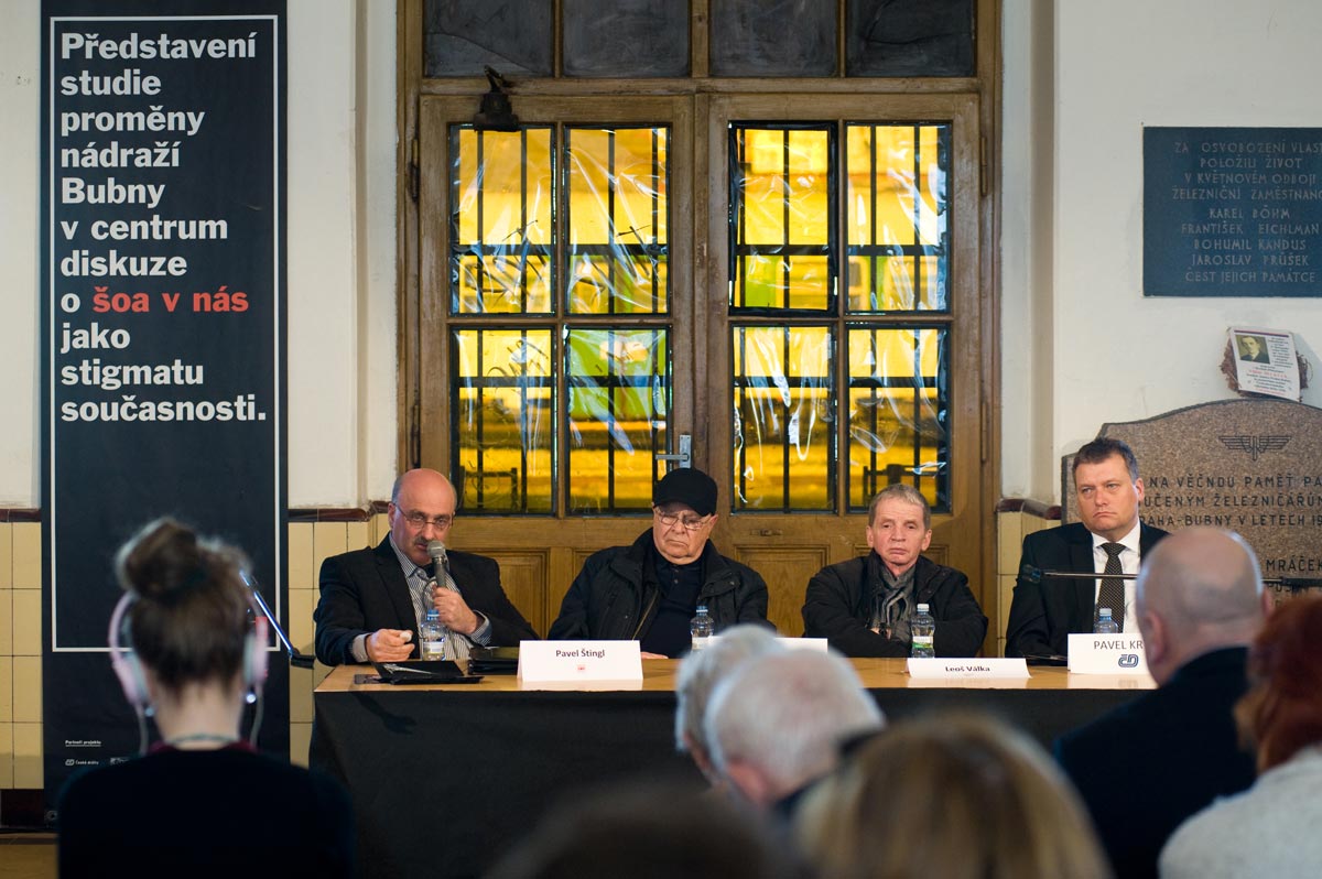Autor projektu Památník ticha Pavel Štingl, sochař Aleš Veselý, ředitel DOXu Leoš Válka a Pavel Krtek z ČD, 9. 3. 2015