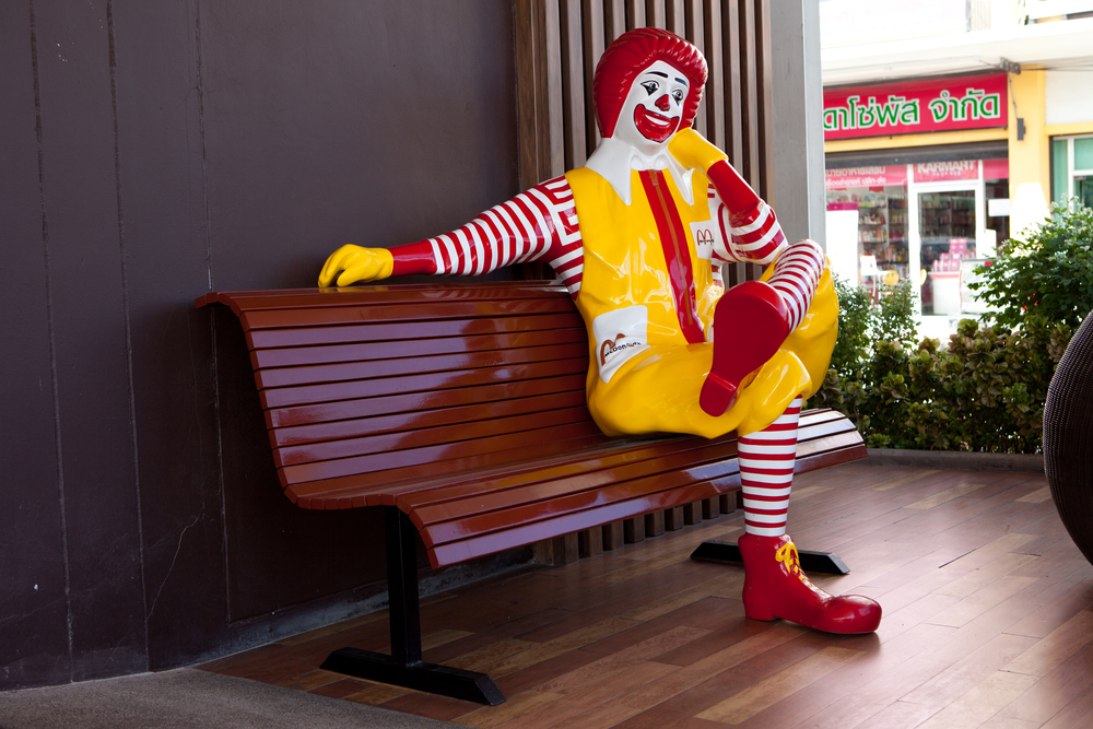 Americký fastfood McDonald&rsquo;s zvýší svým zaměstnancům mzdy o více než 10 procent.