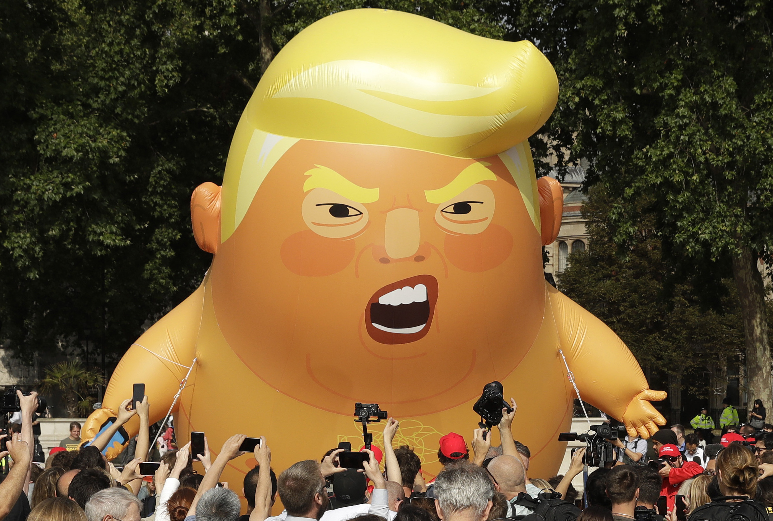 Londýn: Nafukovací Trump protestuje proti prezidentu Trumpovi