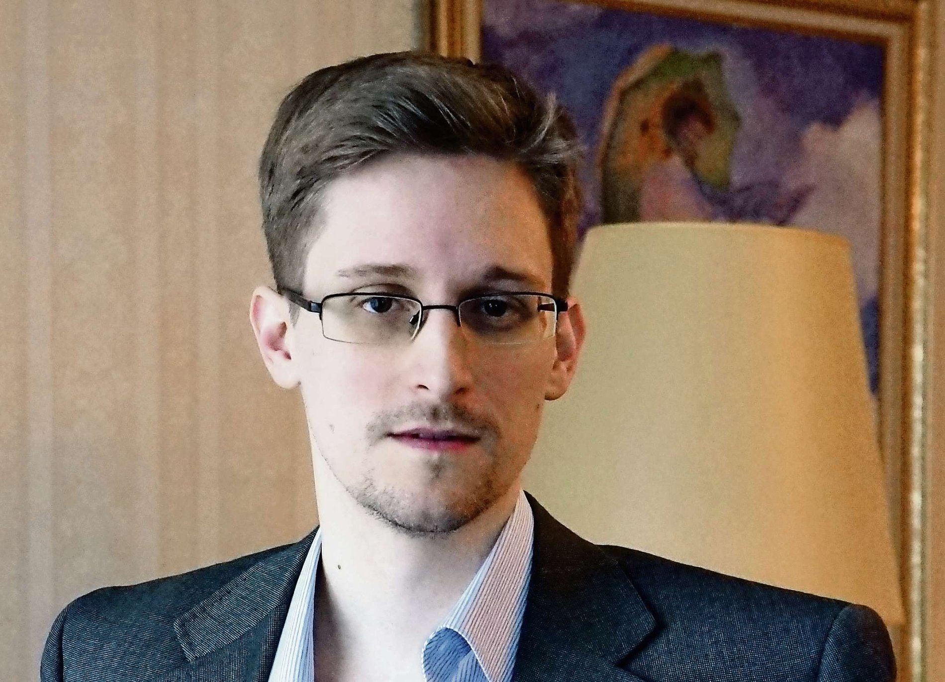 Třicetiletý expert americké NSA Edward Snowden zveřejnil informace o sledování občanů vládou USA a jejími tajnými službami. Pro světovou veřejnost se stal hrdinou, doma jej ale řada lidí odsoudila.