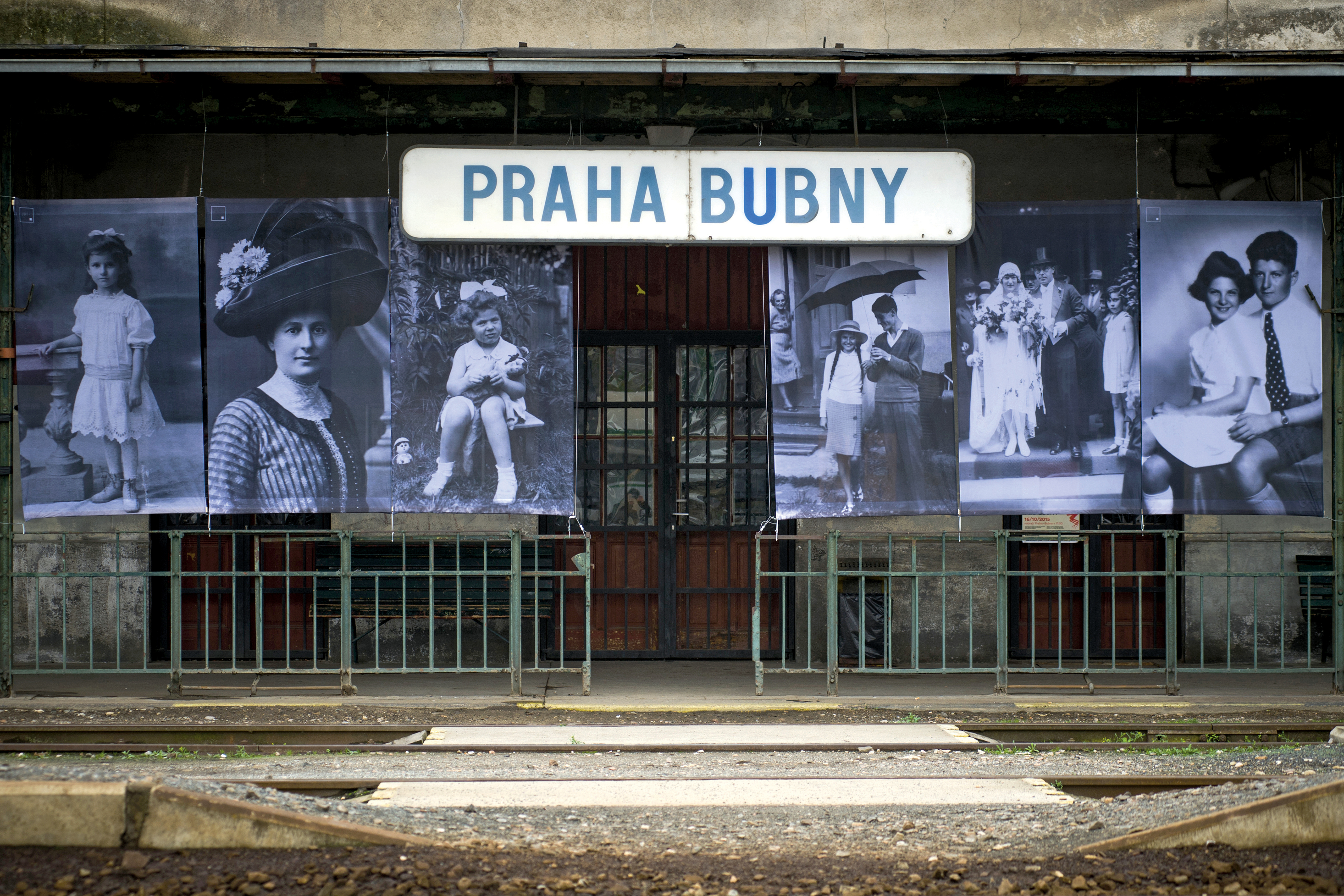 Nebýt v centru ani na periferii. A hlavně budit zdání normality.
(Lidé, kteří prošli nádražím Bubny do koncentračních táborů a většinou tam zemřeli)