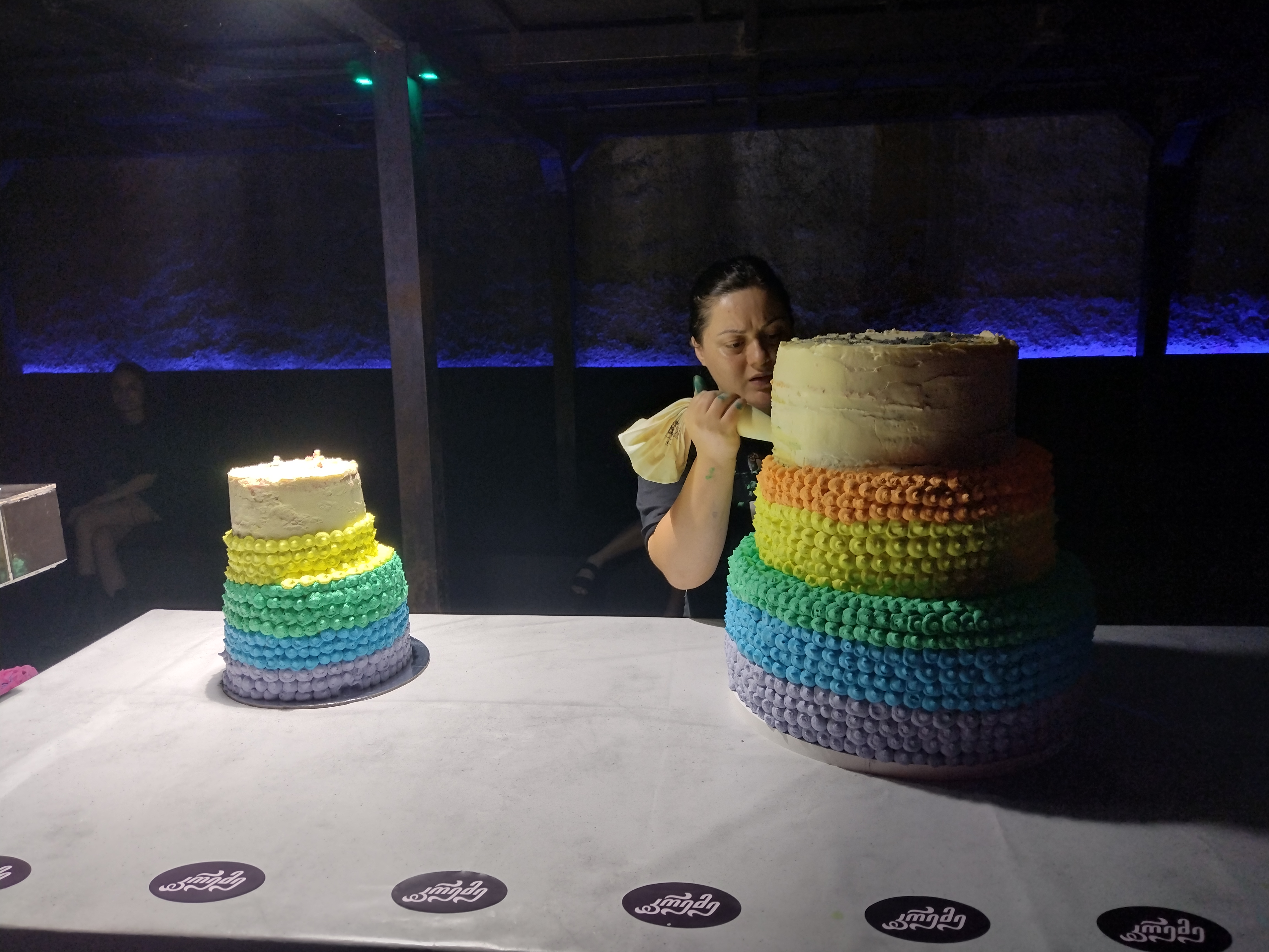 Duhový dort připravili organizátoři z Tbilisi Pride pro zhruba 300 hostů promítání filmu o Pride Parade roku 2019.

