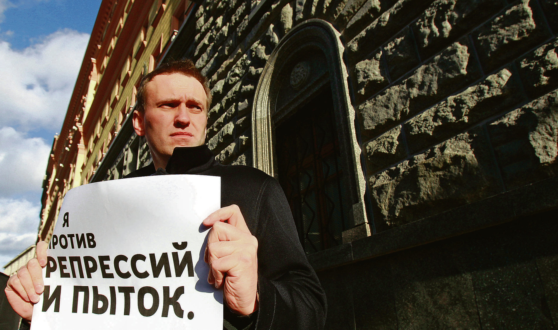 Populární opoziční blogger Alexej Navalnyj rozhovoru pro gazeta.ru předpovídá, že současný režim nevydrží déle než dva roky. Na snímku při demonstraci v Moskvě.