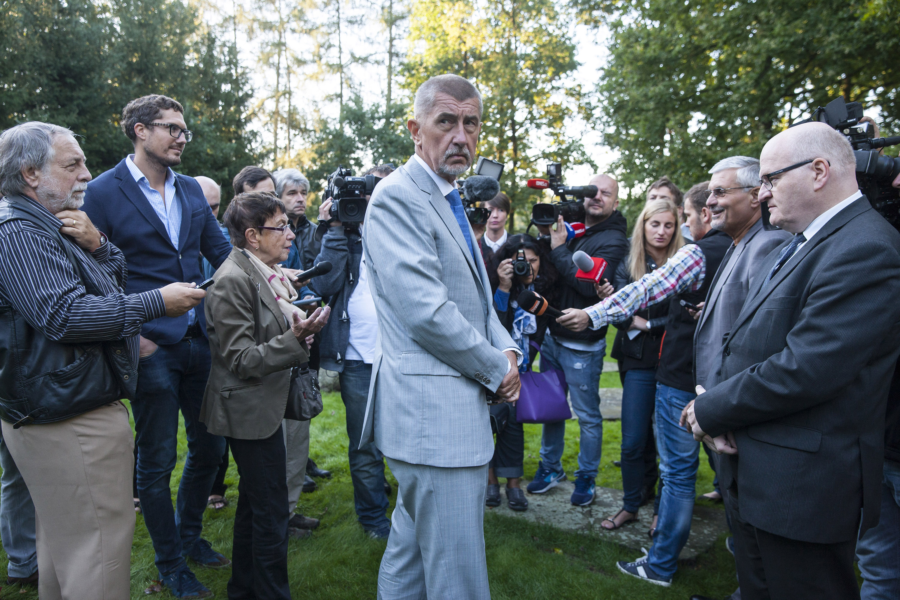 Andrej Babiš v památníku romského holokaustu v Letech u Písku, září, 2016