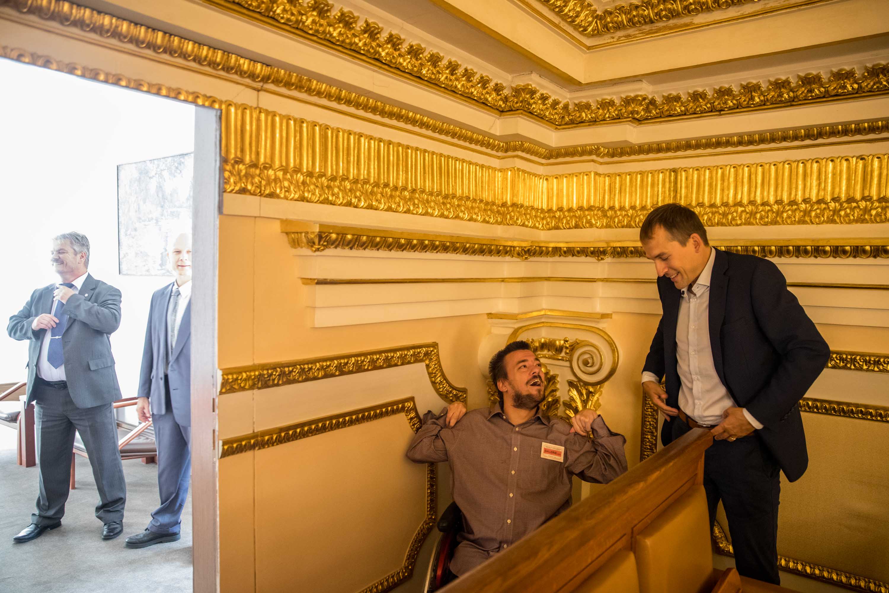 Jakub Neubert a Jan Čižínský před hlasováním o zvednutí příspěvku na domácí péči, září 2018