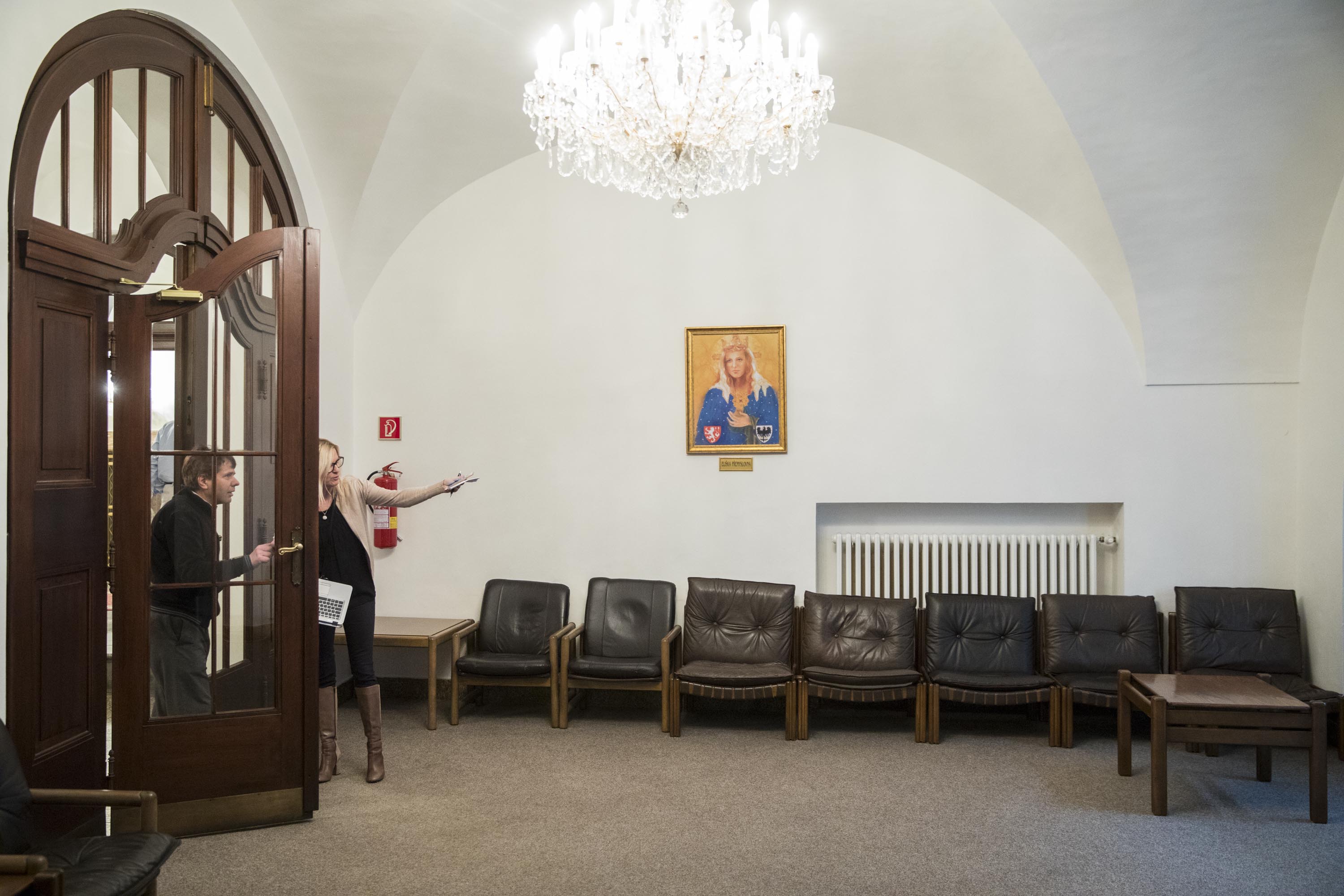 Obraz Elišky Přemyslovny na chodbě sněmovny.