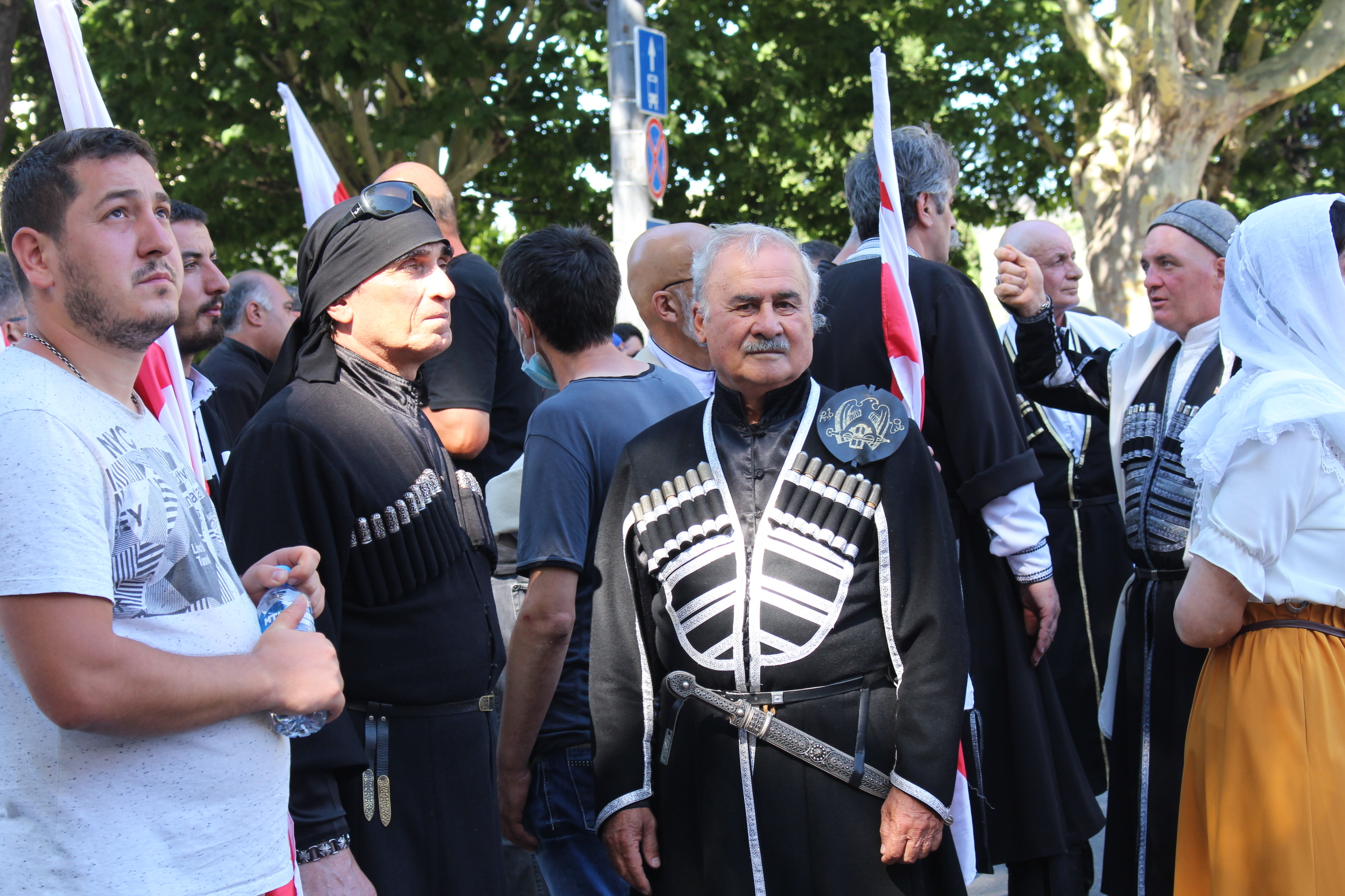 protestující se často oblékli do tradičního gruzínského kroje