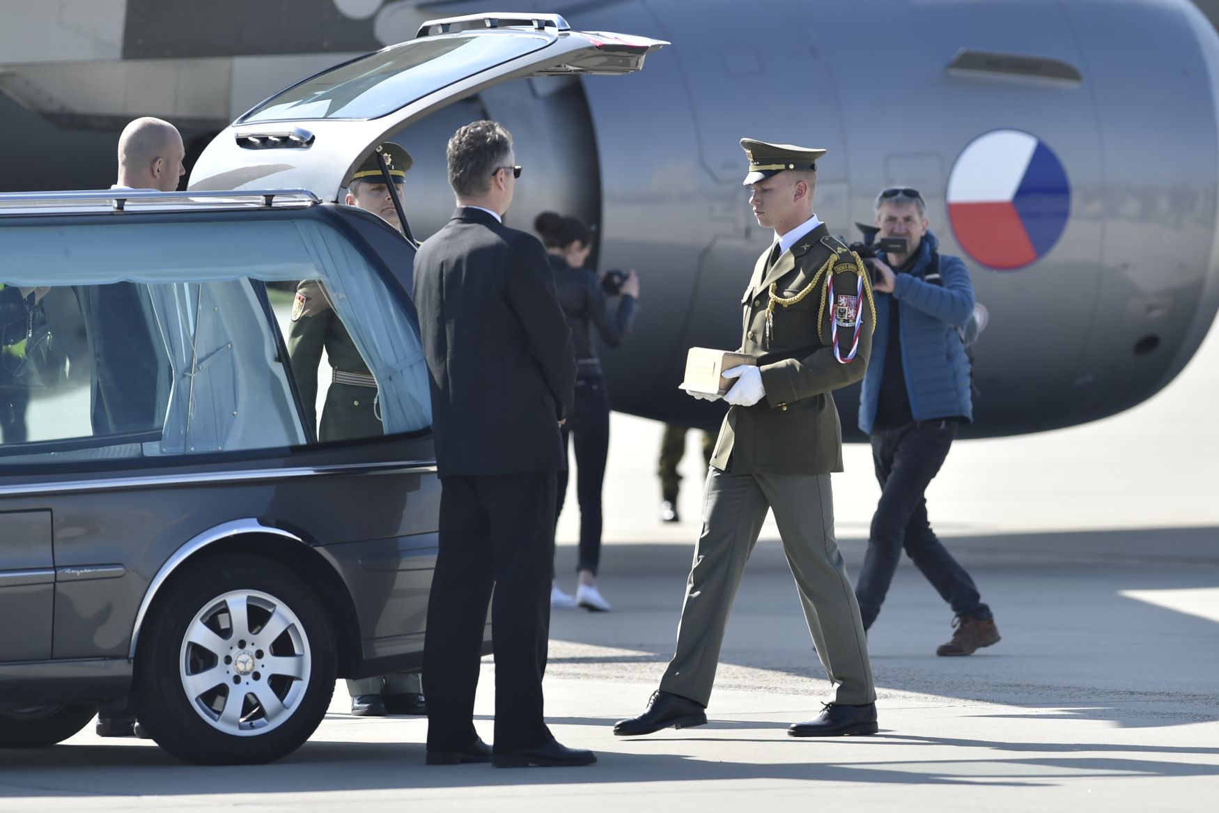 Pietní ceremoniál k převozu ostatků někdejšího velitele československé rozvědky Františka Moravce do rodné Čáslavi. Překládání ostatků po příletu letounu