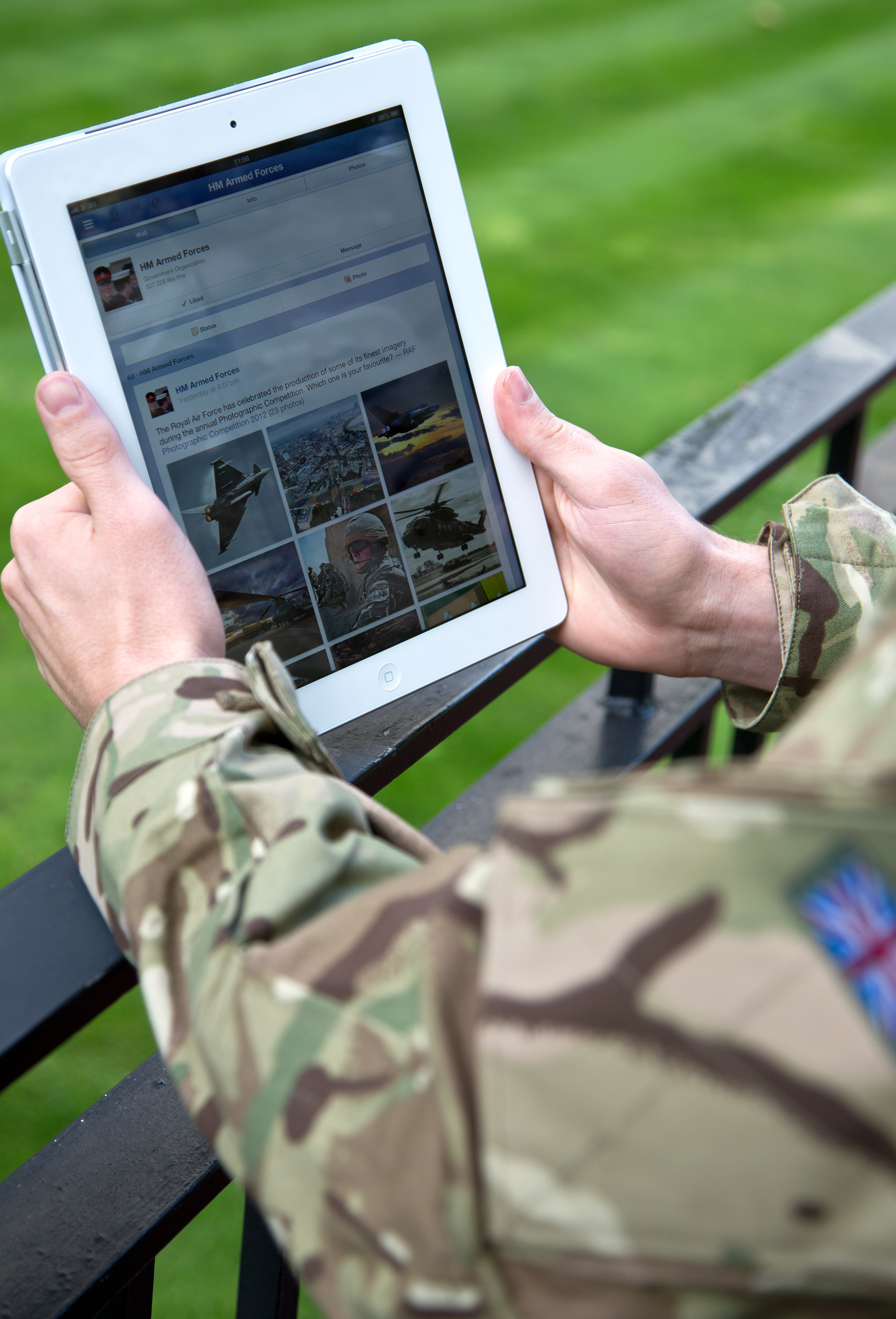 Britský voják s iPadem