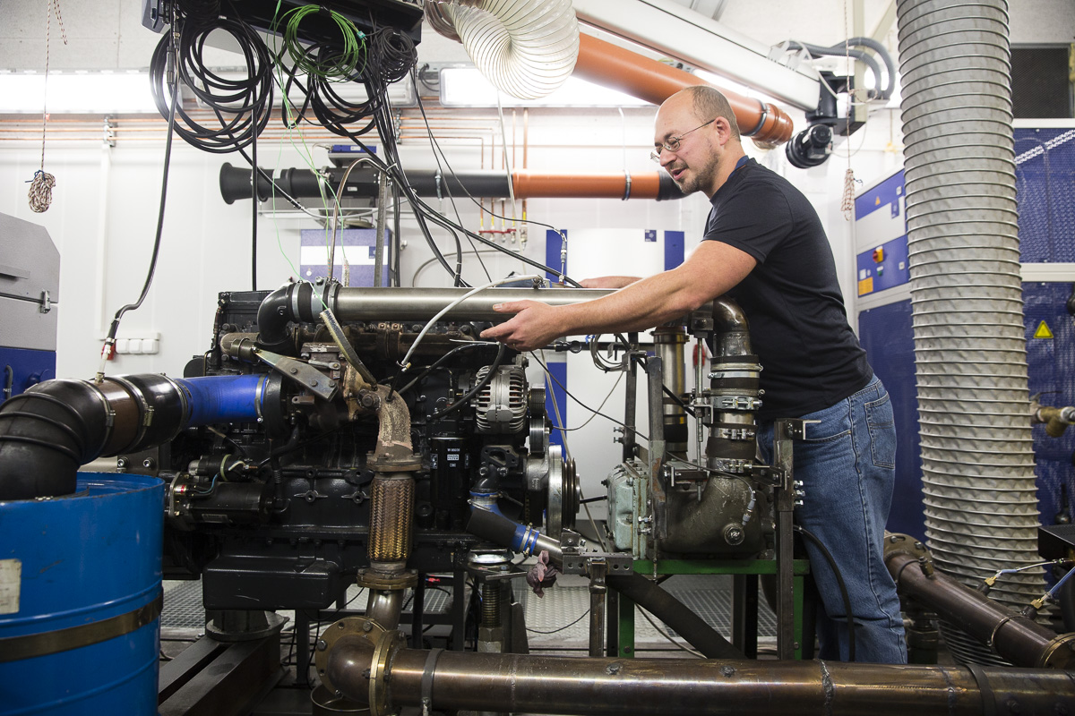 Michal Vojtíšek a motor z autobusu, laboratoř ČVUT