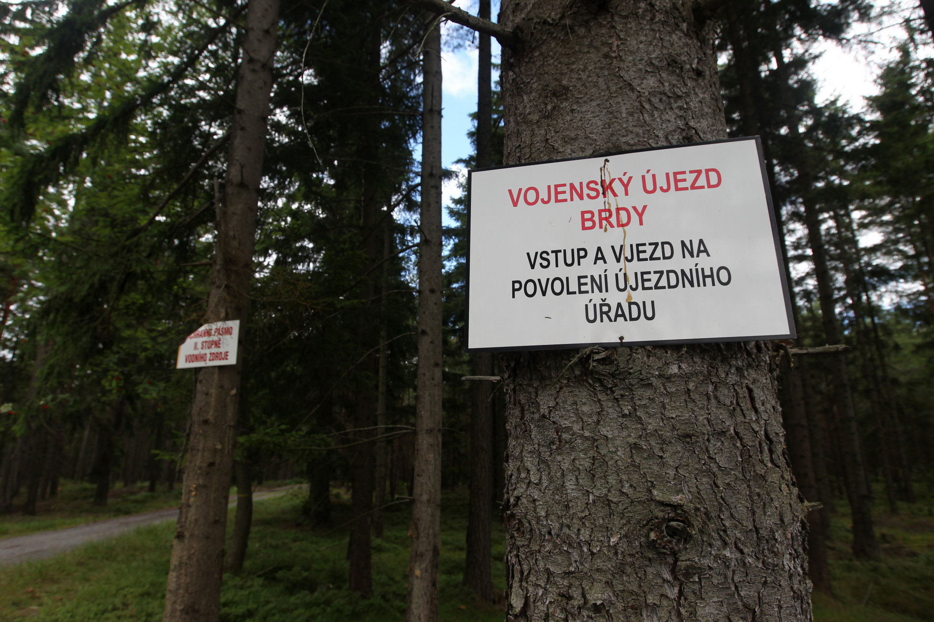 Vstup do vojenského areálu je stále na mnoha místech zakázán.