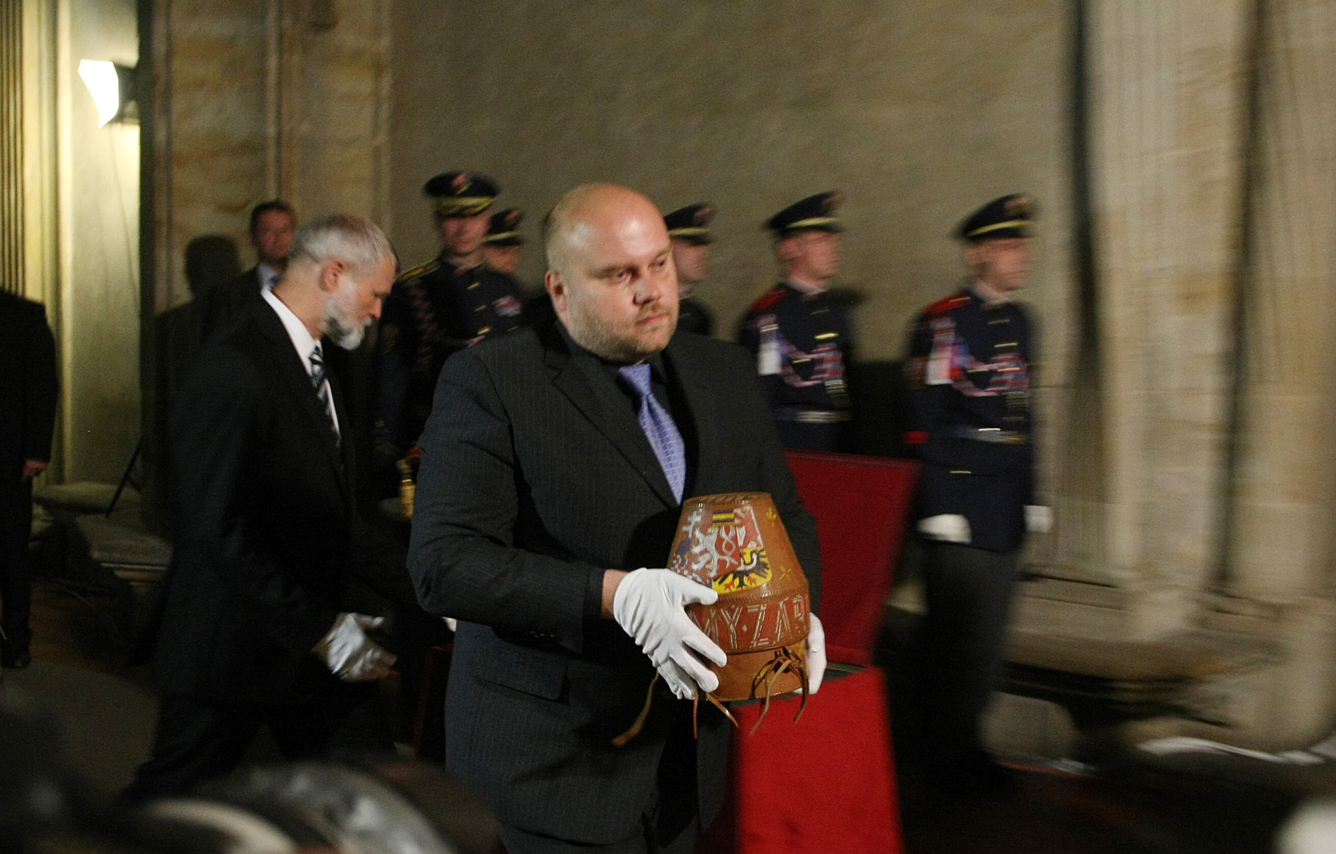 Pracovníci Hradu skvosty z truhly vyndali v bílých rukavicích. Poté je prohlédli, zda nejsou poškozeny.