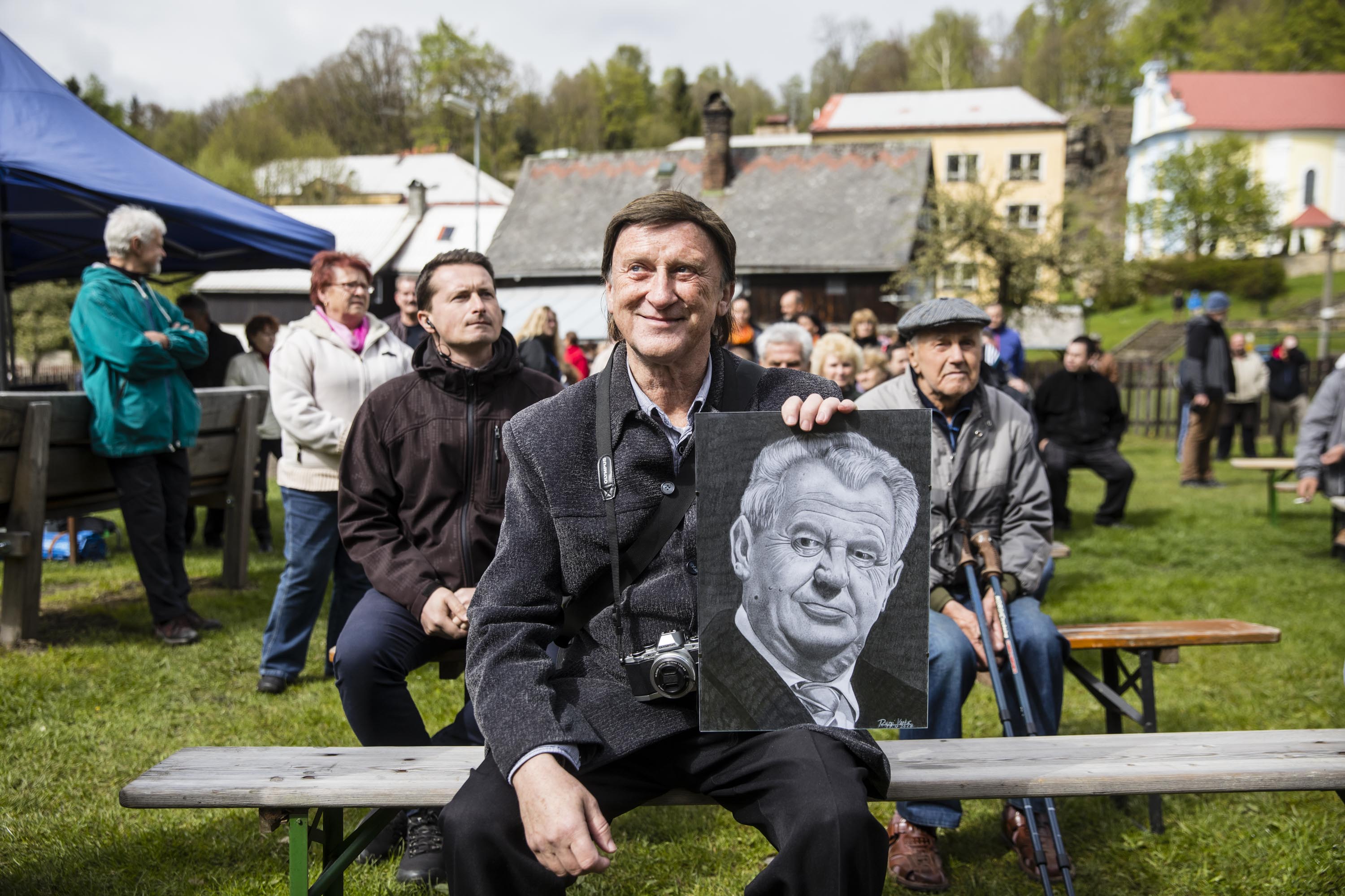 Jeden z fanoušků prezidenta Miloše Zemana během debaty s občany Prysku u vodní nádrže, 9.5.2017