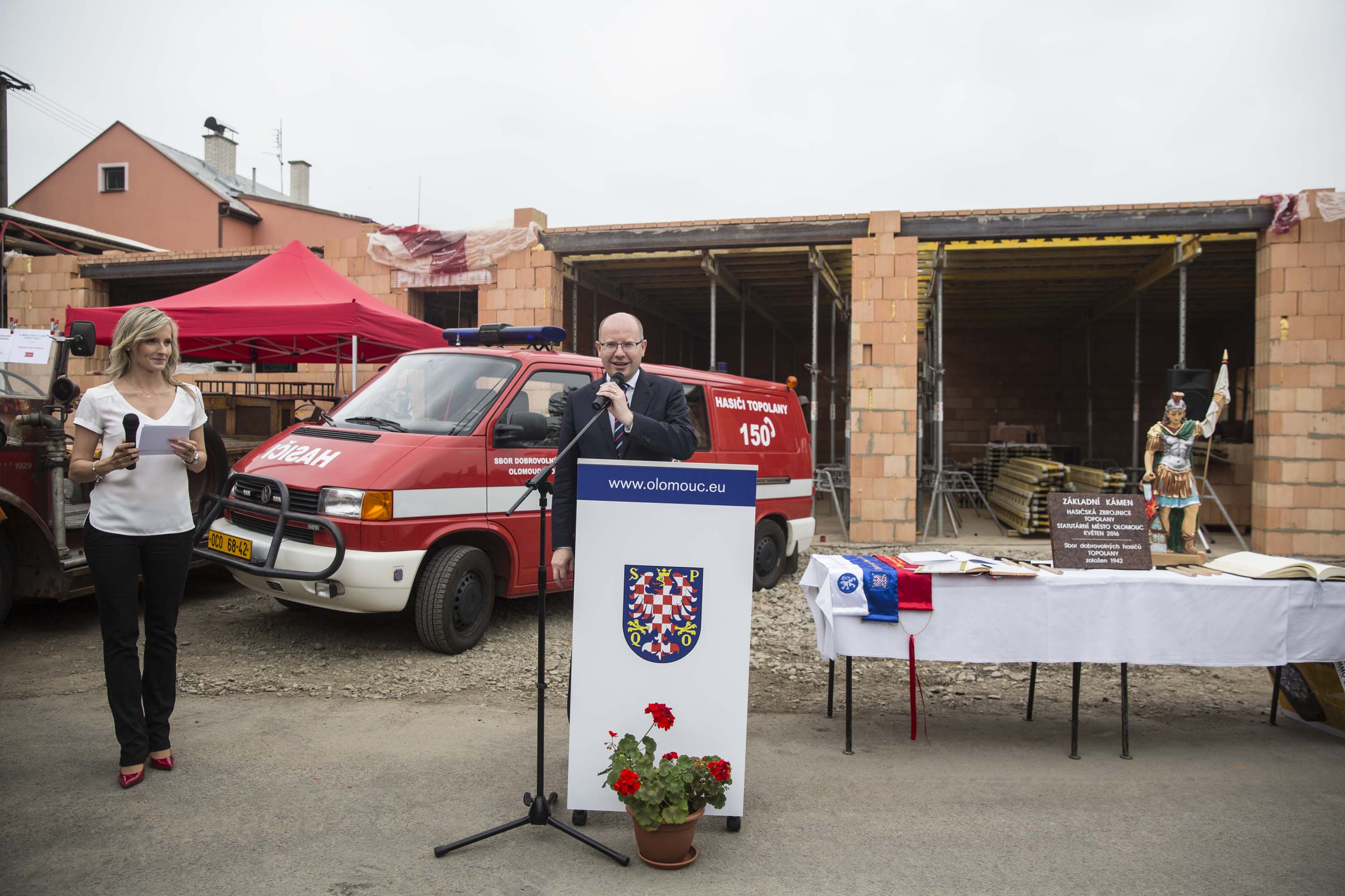Bohuslav Sobotka před poklepáním na základní kámen nové hasičské stanice v Topolanech.