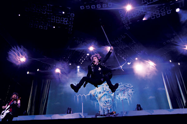Celý stadion se musí zmenšit na velikost mého palce. (Bruce Dickinson, Iron Maiden)
