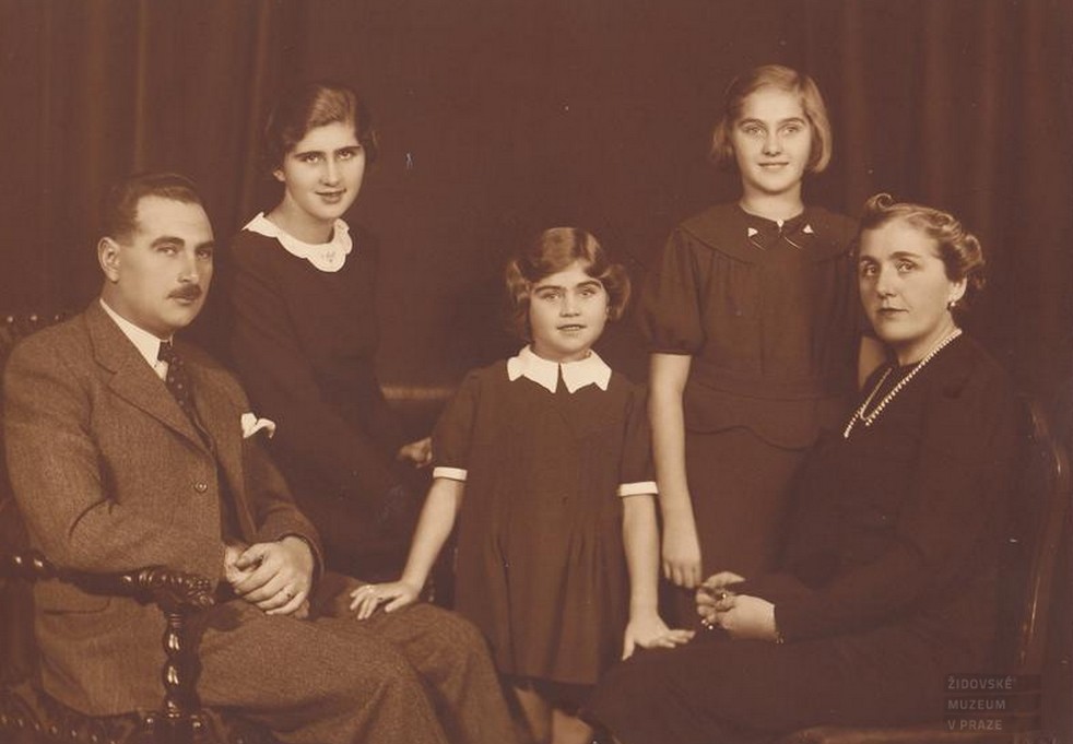 Zuzana Marešová s rodiči a sestrami, 1938