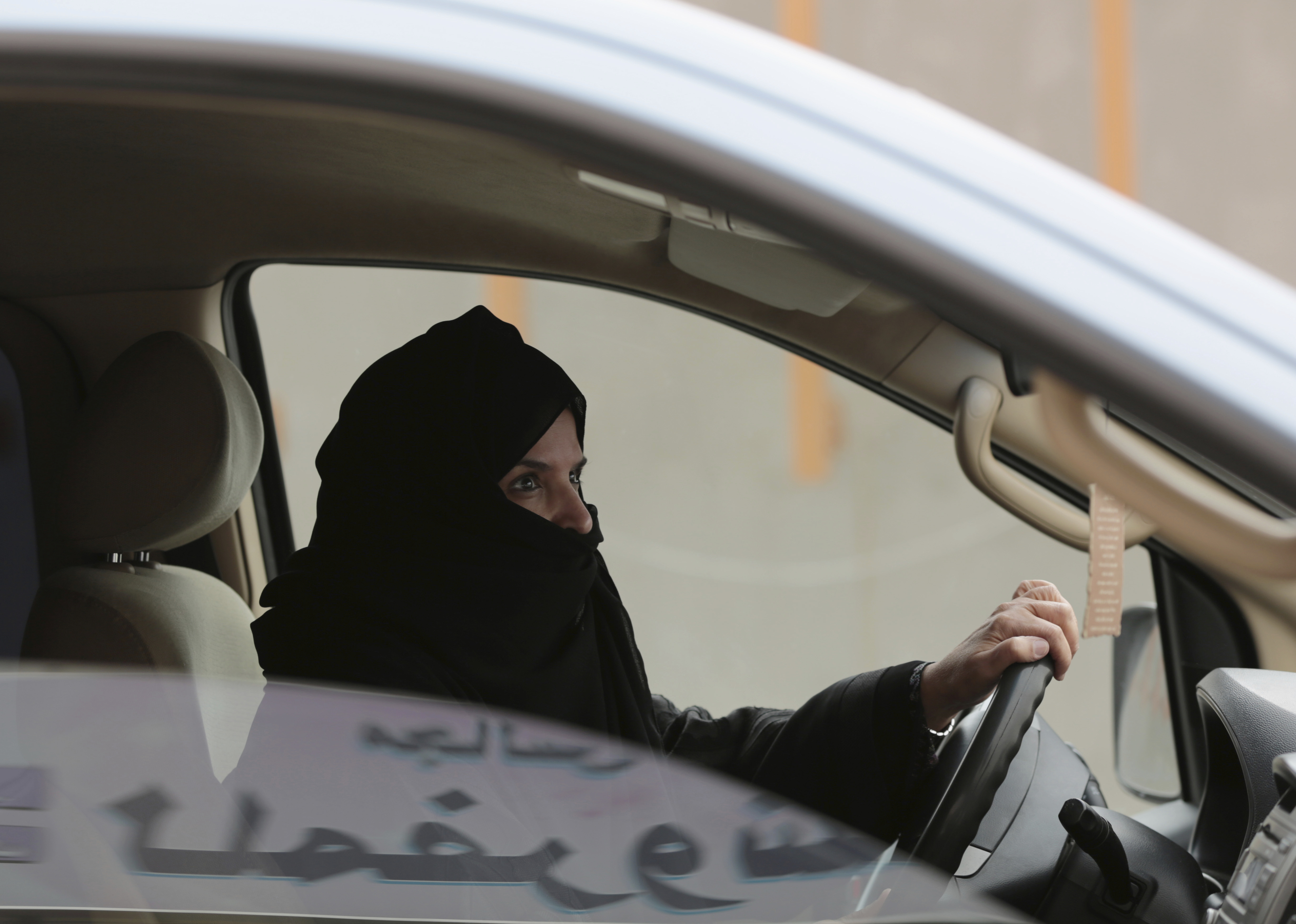 2014: Aziza al-Yousef řídí auto v Rijádu na protest proti tomu, že ženy mají v Saúdské Arábii tuto činnost zakázanou