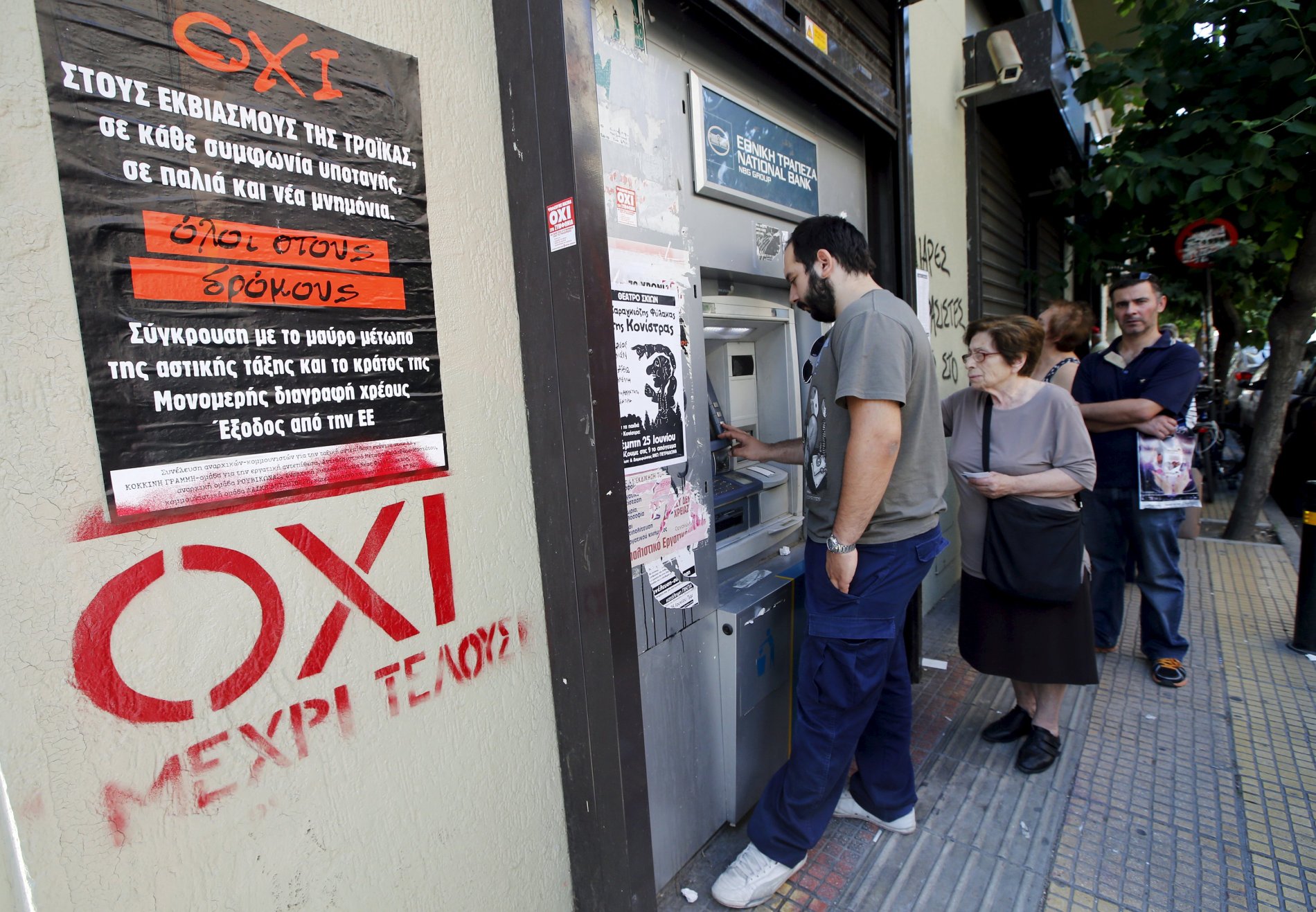 Referendum se blíží, banky zůstávají zavřené a výběry z bankomatů jsou omezené.