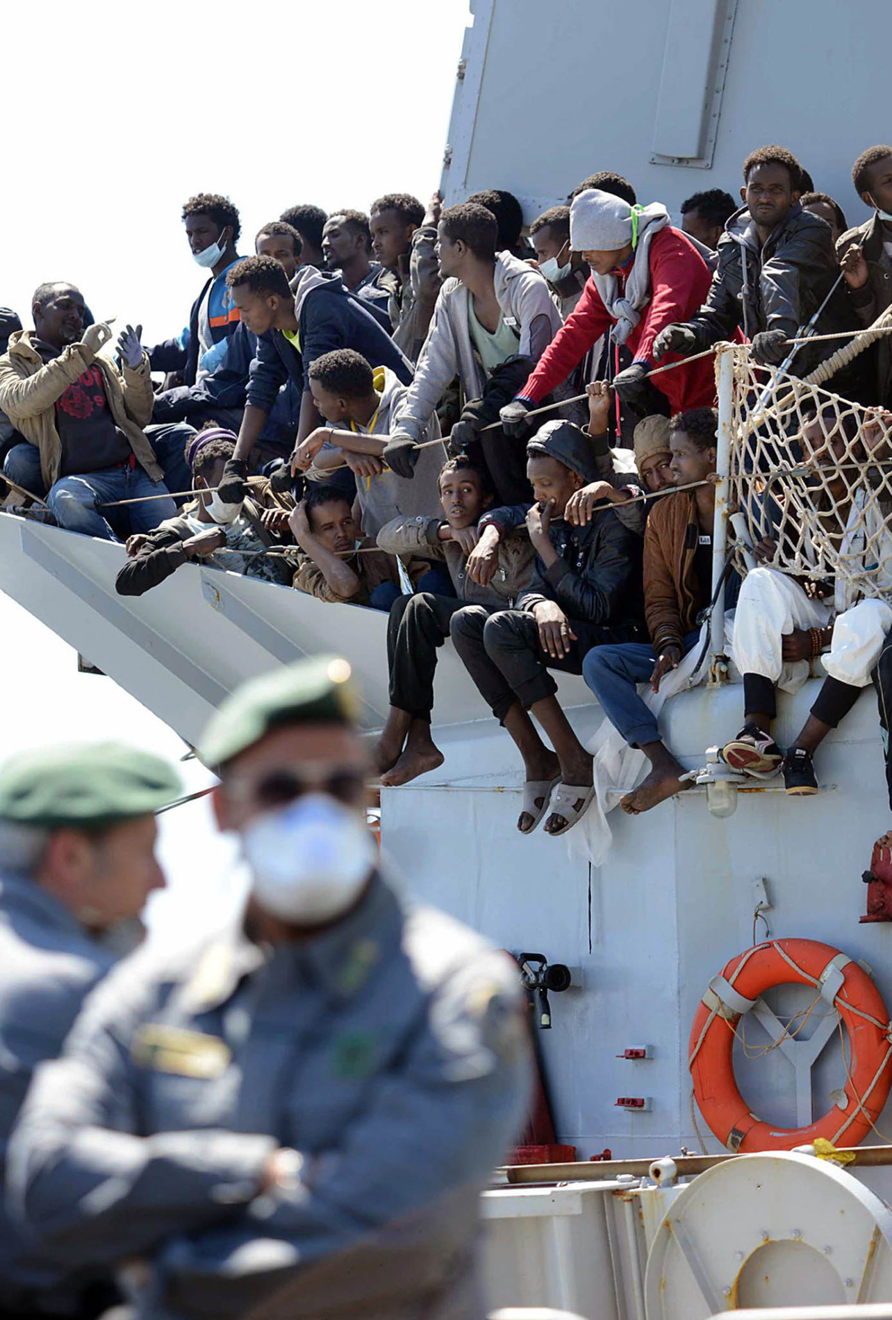 Máme plno: Stovky uprchlíků plujících z Afriky čekají na vylodění v italském přístavu Salerno. Italským úřadům hrozí kolaps.