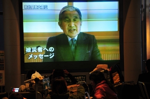 Když je nejhůř, vystoupí v televizi i japonský císař Akihito.