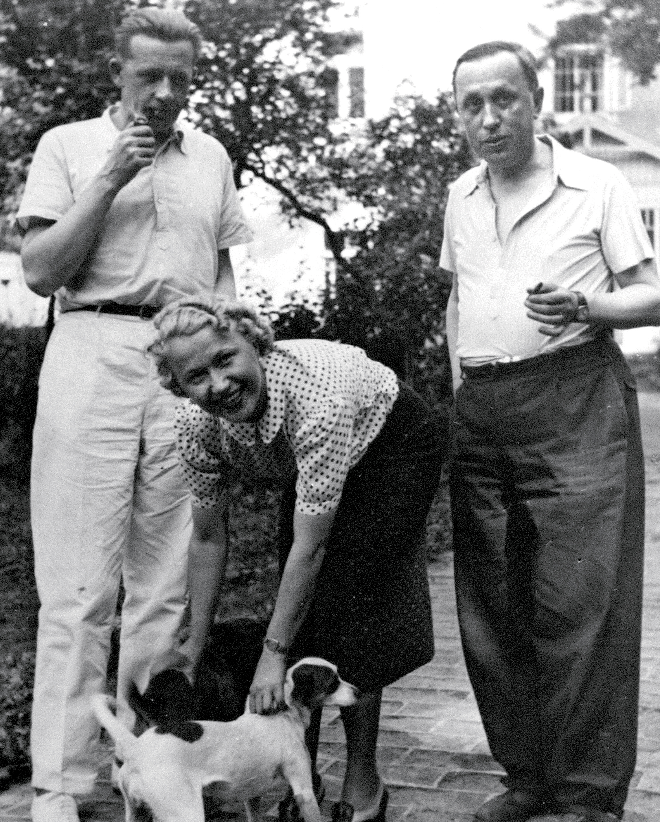 Před vchodem do letního domu ve Strži. (Zleva Peroutka, Scheinpflugová, Čapek, 1937)