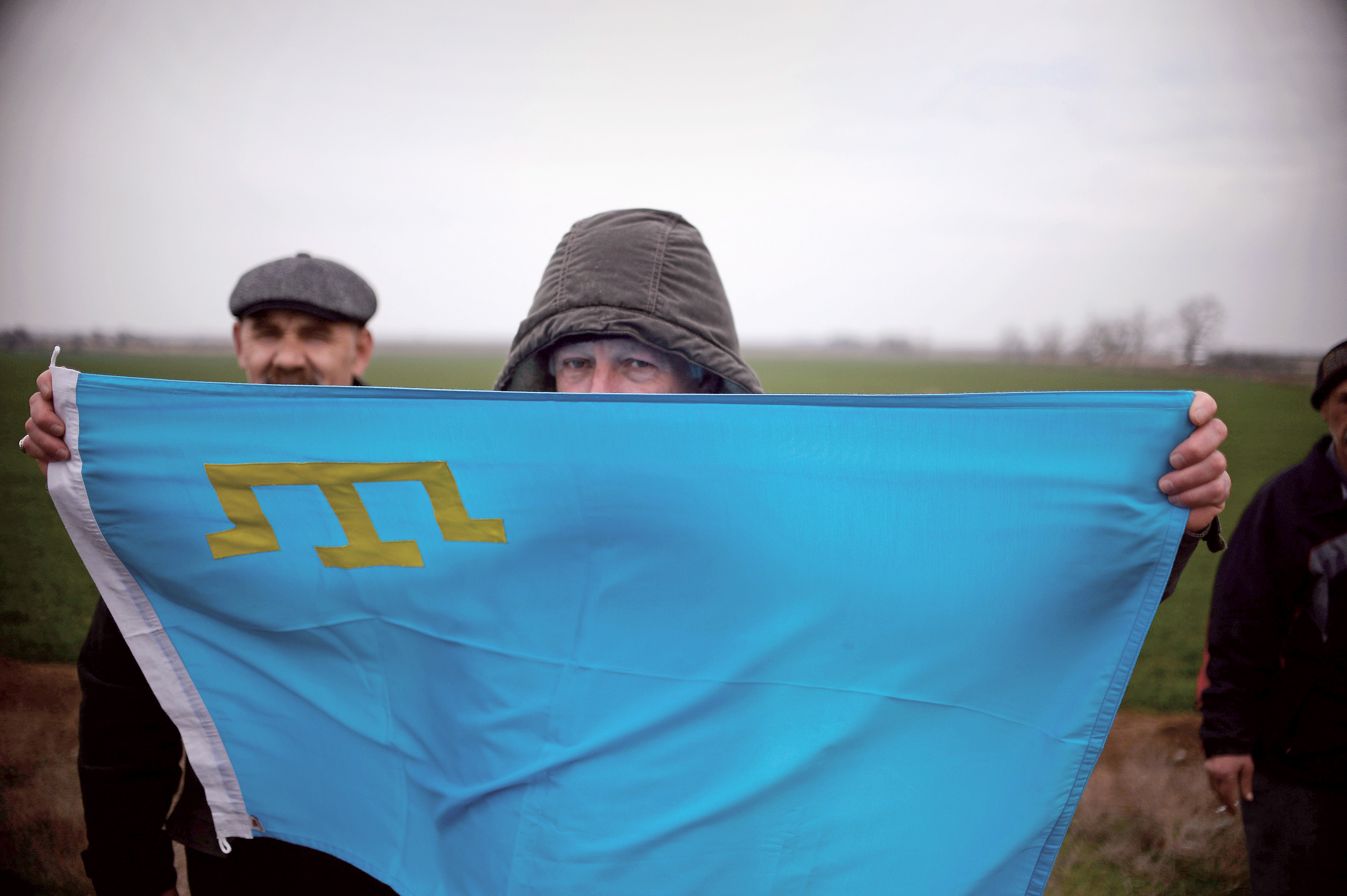 Možnosti jsou jen dvě: podvolit se, nebo odejít.
(Krymští Tataři s tatarskou vlajkou na proukrajinské demonstraci, březen 2014)