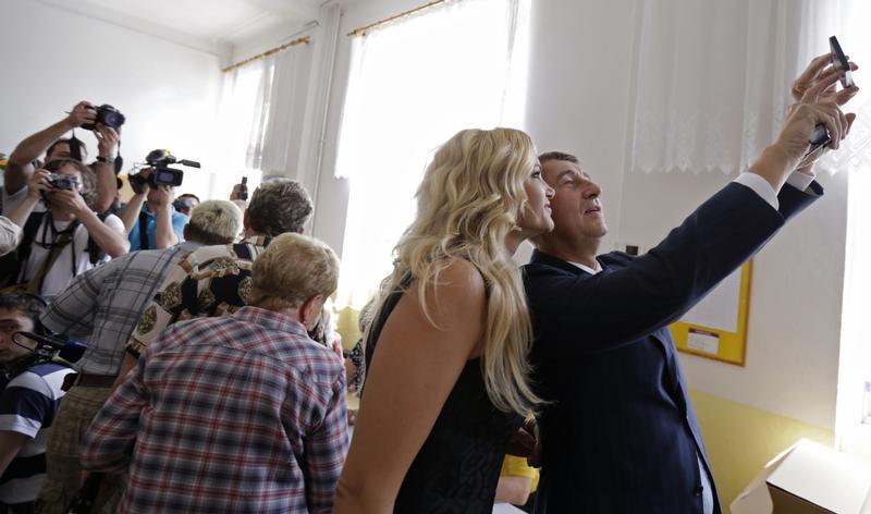 Selfie letí ! Jak jinak... Tentokrát v podání českého ministra a miliardáře Andreje Babiše s chotí.