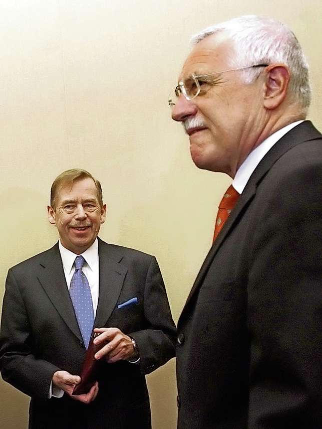 Václav Klaus s Václavem Havlem v roce 2004 těsně po podepsání vstupu ČR do EU.