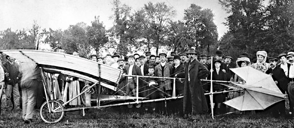 Fotografie: Každý bude jednou létat. (Santos-Dumont se svým jednoplošníkem Demoiselle) - Autor: Isifa Image Services