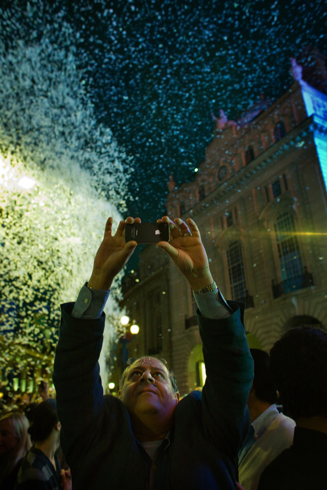 Londýn, Piccadilly Circus. Oslavy léta roku 2012. Na závěr pršelo téměř 1,5 tun peří.