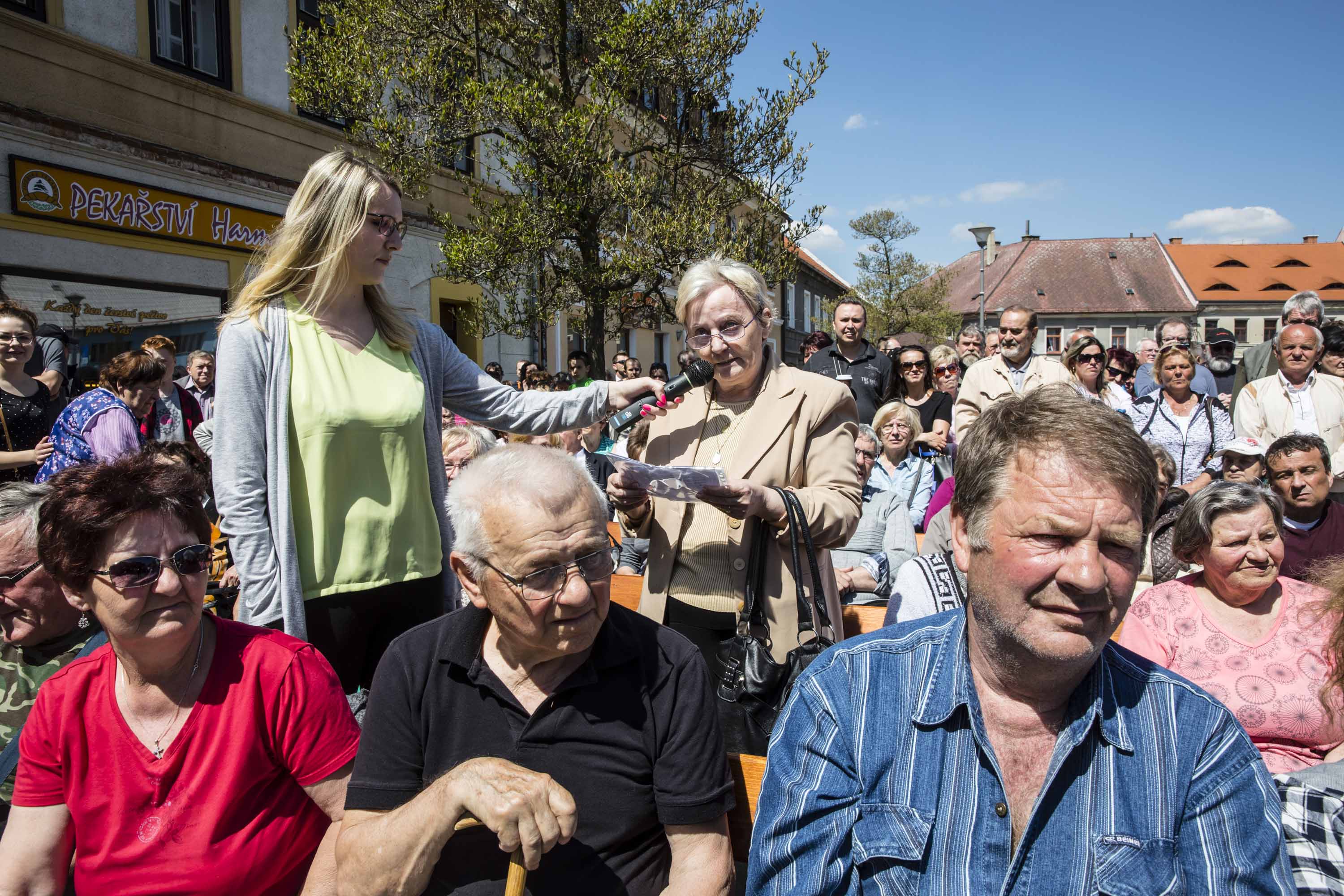 Lidé na náměstí během návštěvy Miloše Zemana , 11.5. 2017
