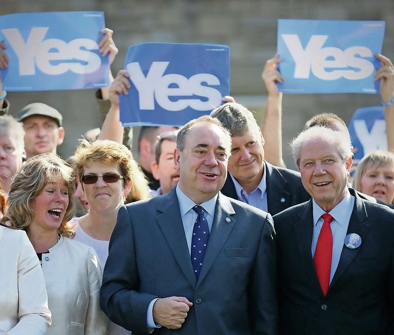 Dnes už ex-šéf Skotské národní strany Alex Salmond (uprostřed)