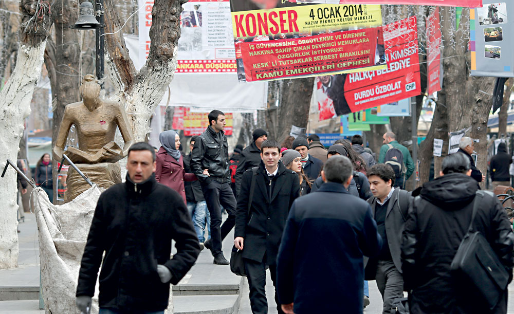 12 zatahProtiPolicii reuters R03 2014