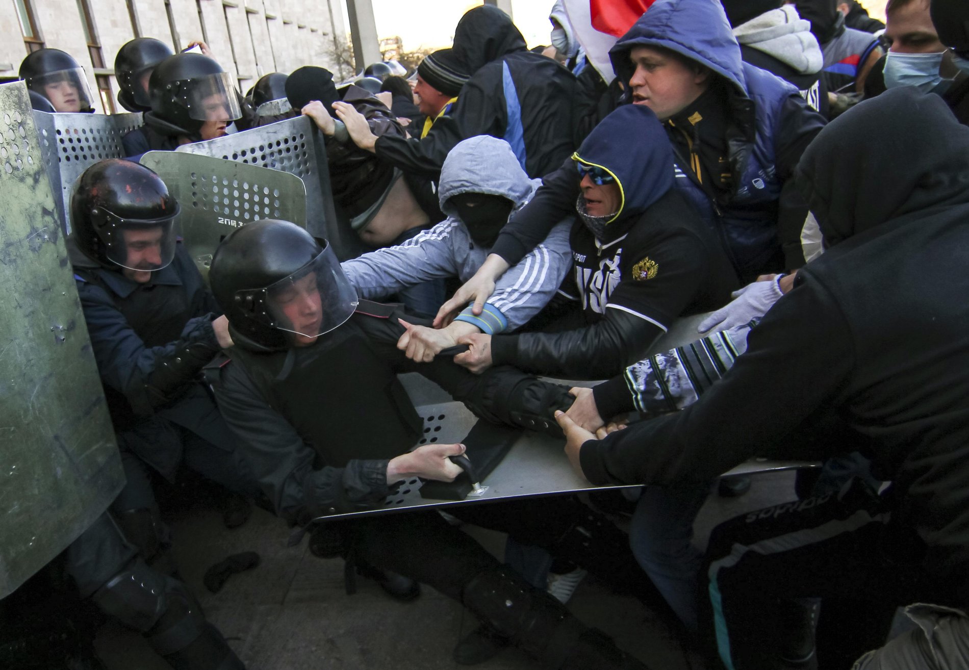 Střet mezi proruskými demonstranty a ukrajinskou policií v Doněcku