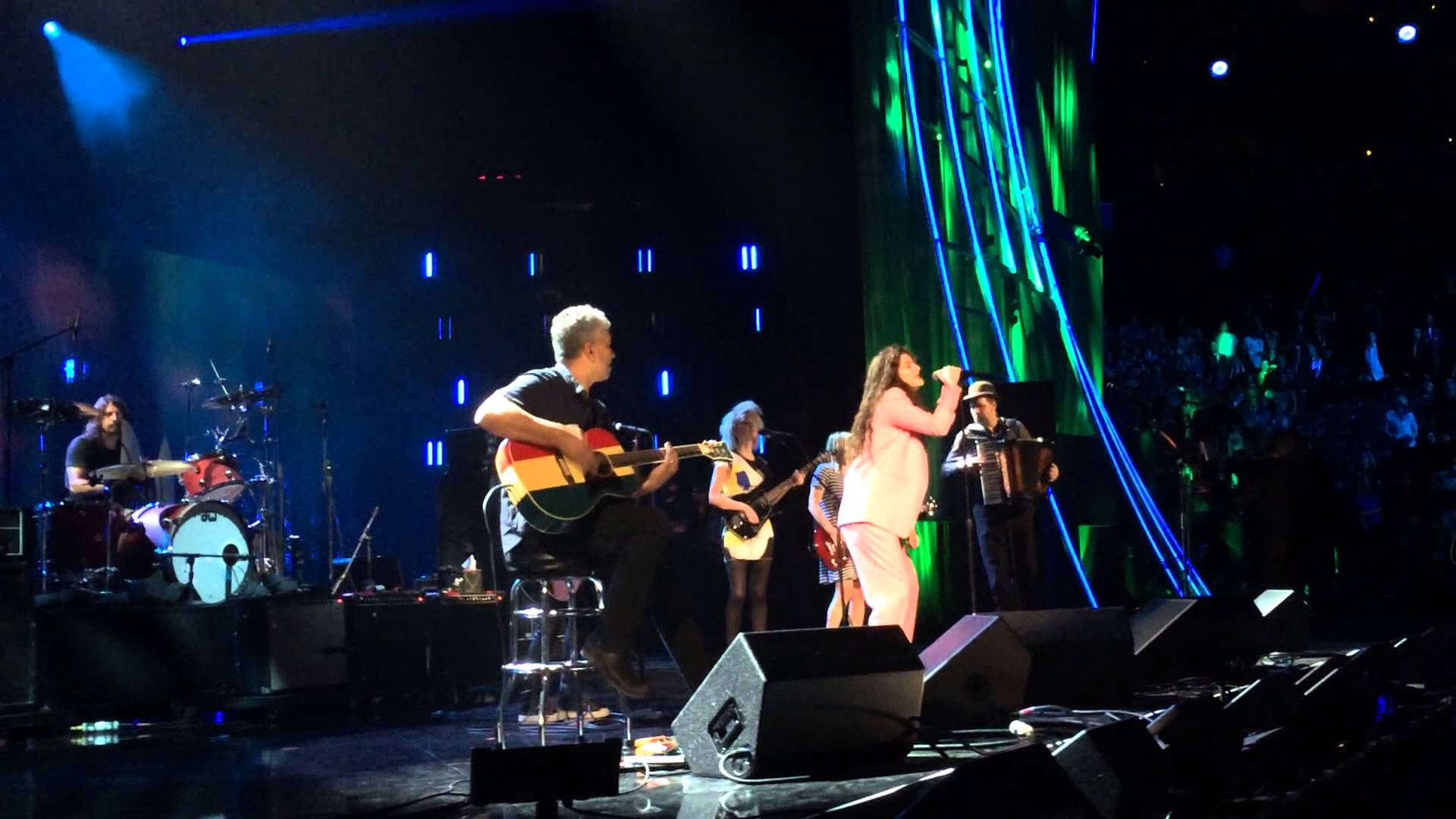 Nirvana & Lorde Perform "All Apologies" At The Rock & Roll Hall Of Fame Induction 2014