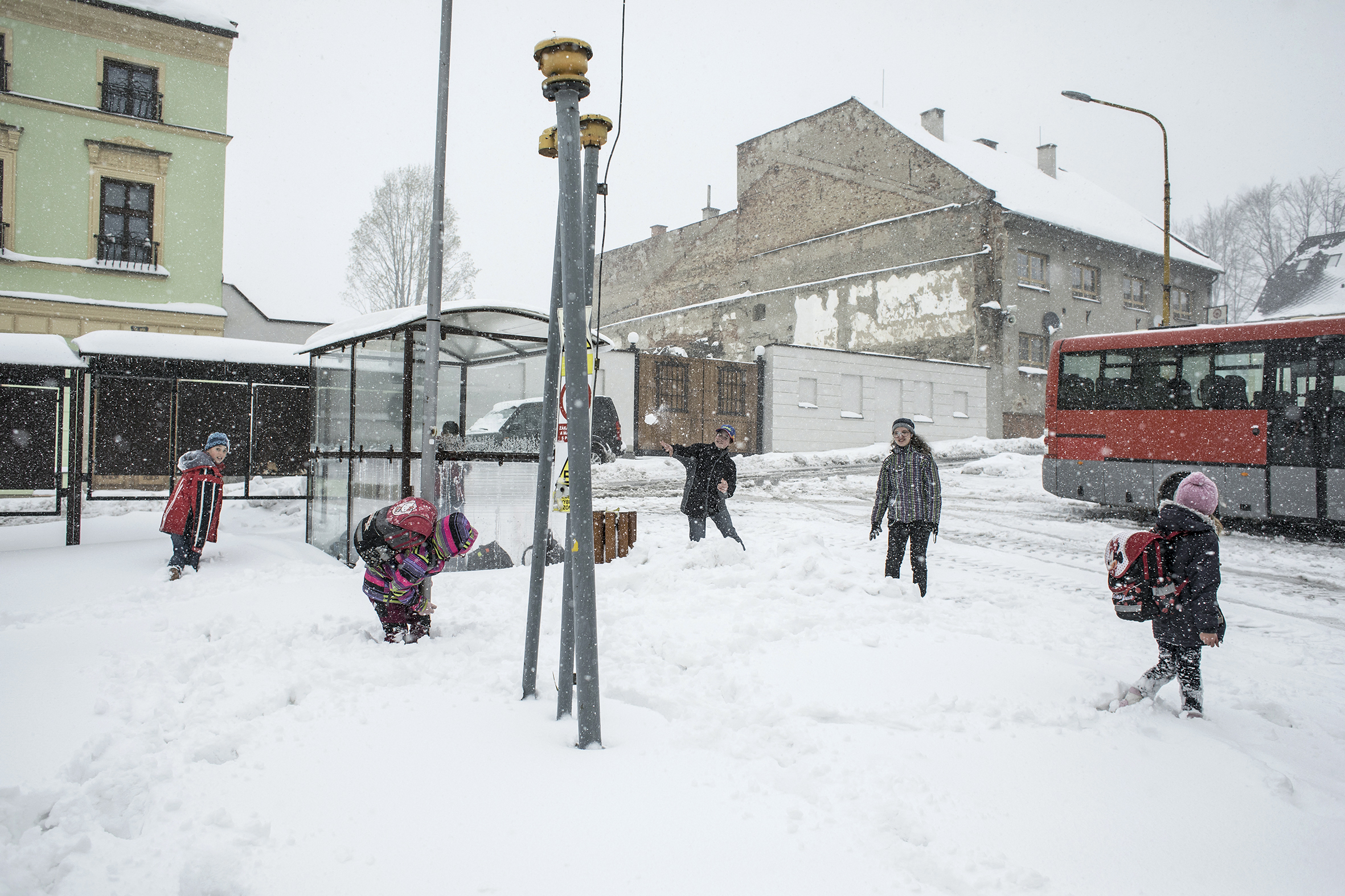 Česko na přelomu dubna a května zasypaly přívaly sněhu. Na jihu Čech se ocitly tisíce lidí bez elektřiny, na Moravě začala stoupat hladina řek. Kalamita také ucpala silnice v mnoha horských oblastech.