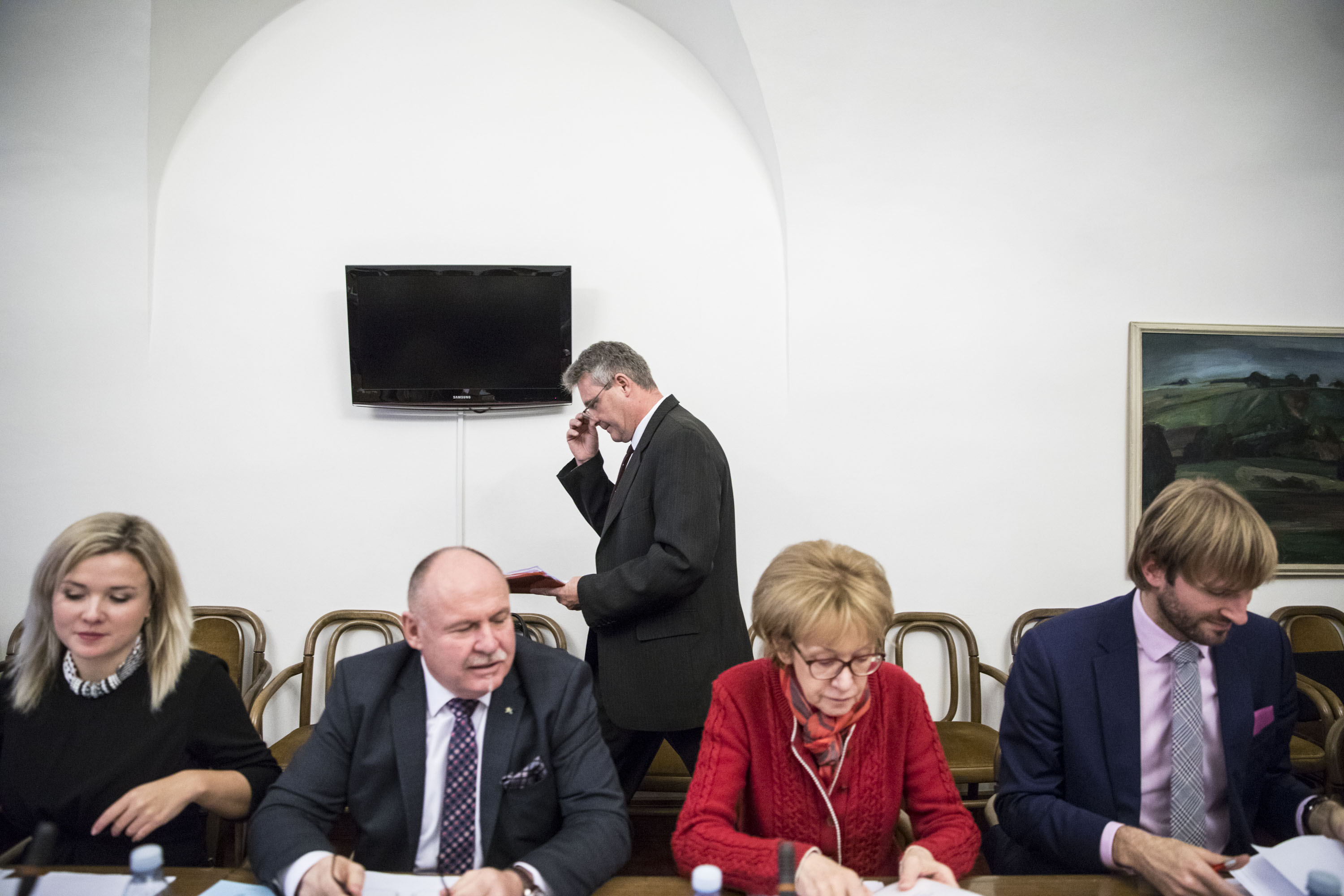 Stanislav Grospič (KSČM) přichází na jednání mandátového a imunitího výboru sněmovny.